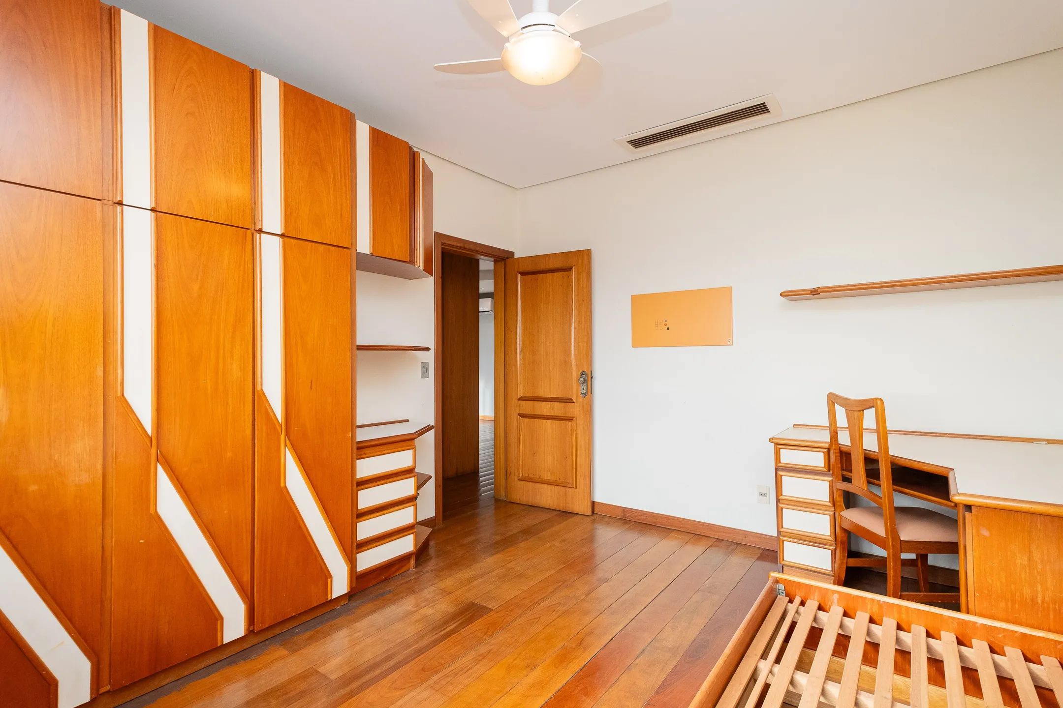 Apartamento à venda no centro de Pelotas - 299 m², 3 quartos (sendo 1 suíte), acabamentos de alto padrão, sacada e área gourmet com piscina e churrasqueira. - 20