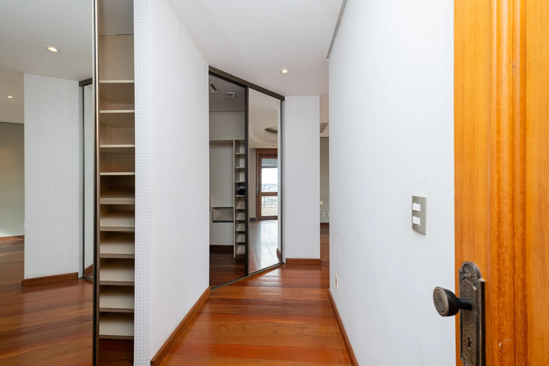 Apartamento à venda no centro de Pelotas - 299 m², 3 quartos (sendo 1 suíte), acabamentos de alto padrão, sacada e área gourmet com piscina e churrasqueira. - 21