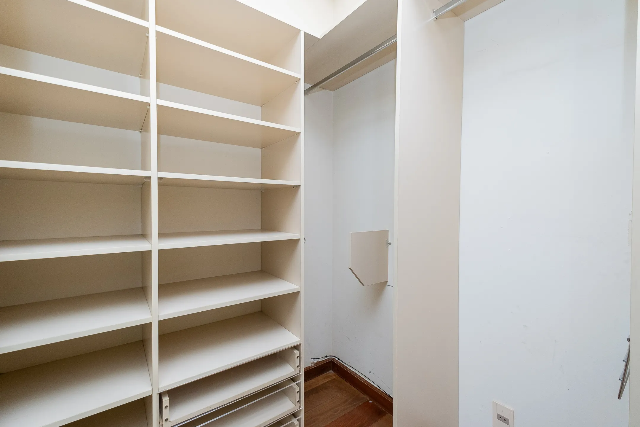 Apartamento à venda no centro de Pelotas - 299 m², 3 quartos (sendo 1 suíte), acabamentos de alto padrão, sacada e área gourmet com piscina e churrasqueira. - 22