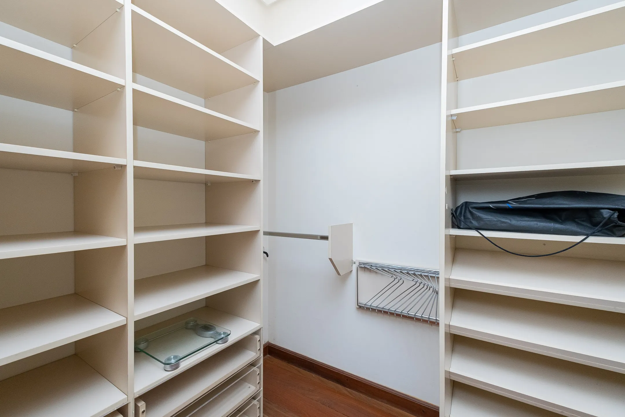 Apartamento à venda no centro de Pelotas - 299 m², 3 quartos (sendo 1 suíte), acabamentos de alto padrão, sacada e área gourmet com piscina e churrasqueira. - 23