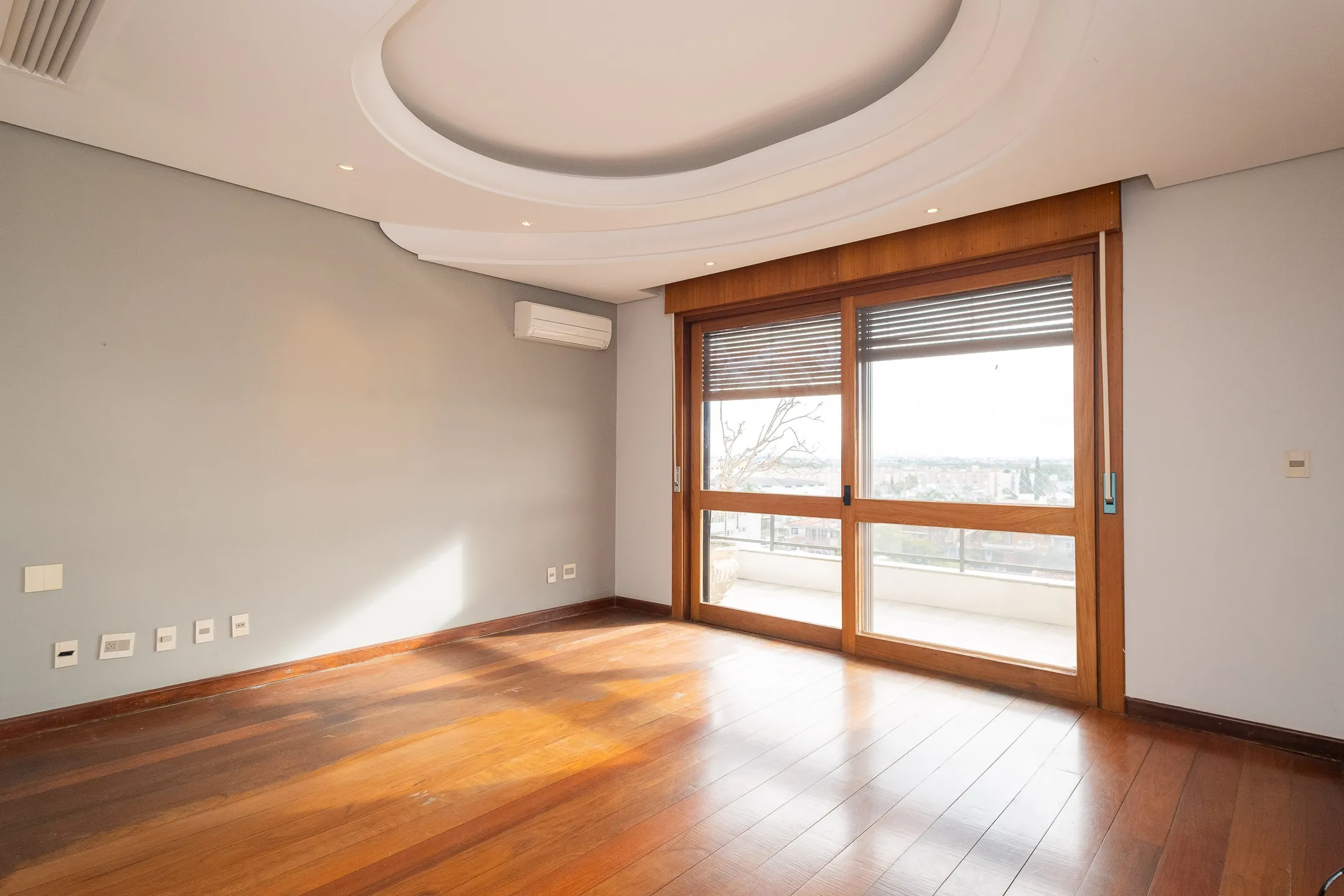 Apartamento à venda no centro de Pelotas - 299 m², 3 quartos (sendo 1 suíte), acabamentos de alto padrão, sacada e área gourmet com piscina e churrasqueira. - 24
