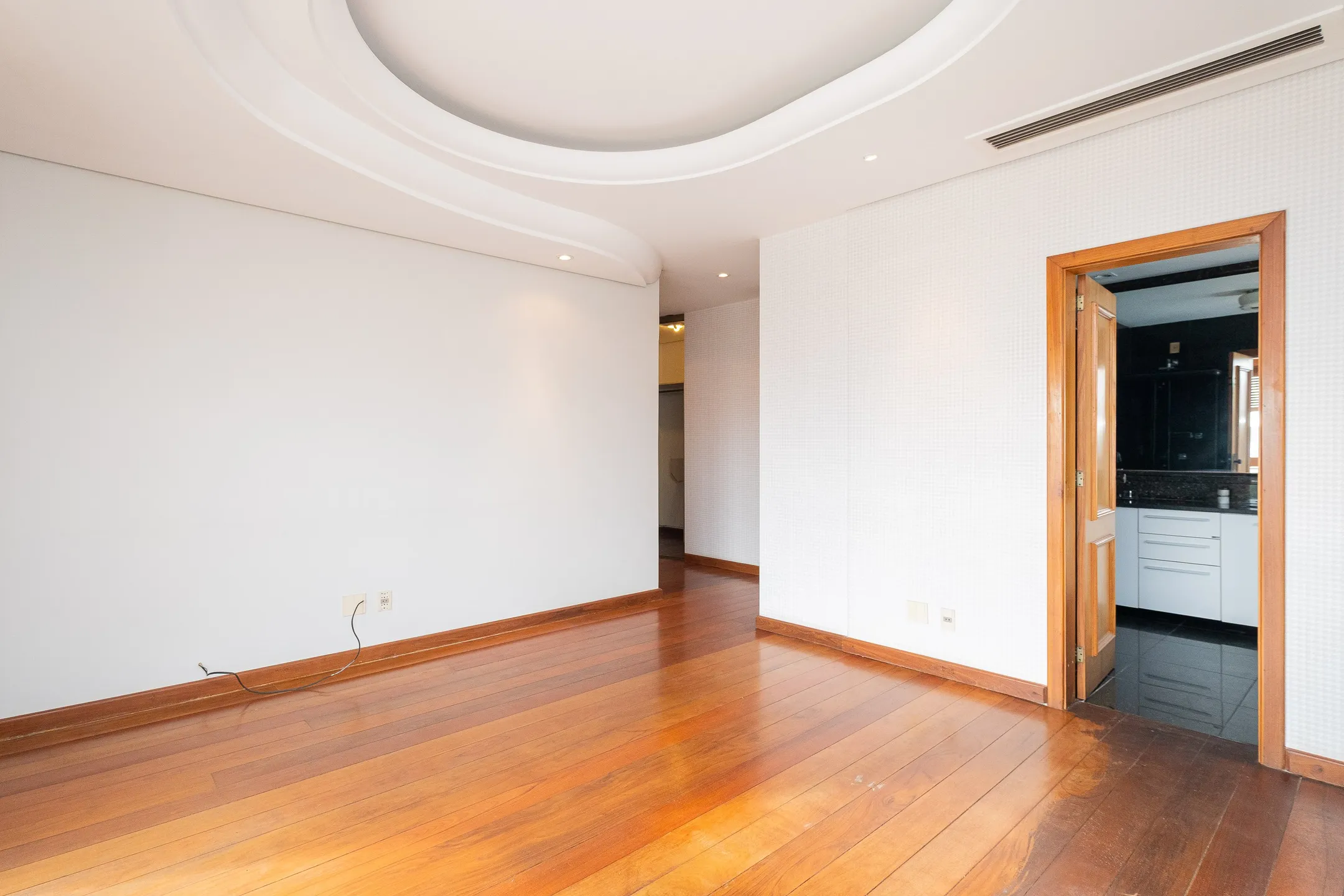 Apartamento à venda no centro de Pelotas - 299 m², 3 quartos (sendo 1 suíte), acabamentos de alto padrão, sacada e área gourmet com piscina e churrasqueira. - 25