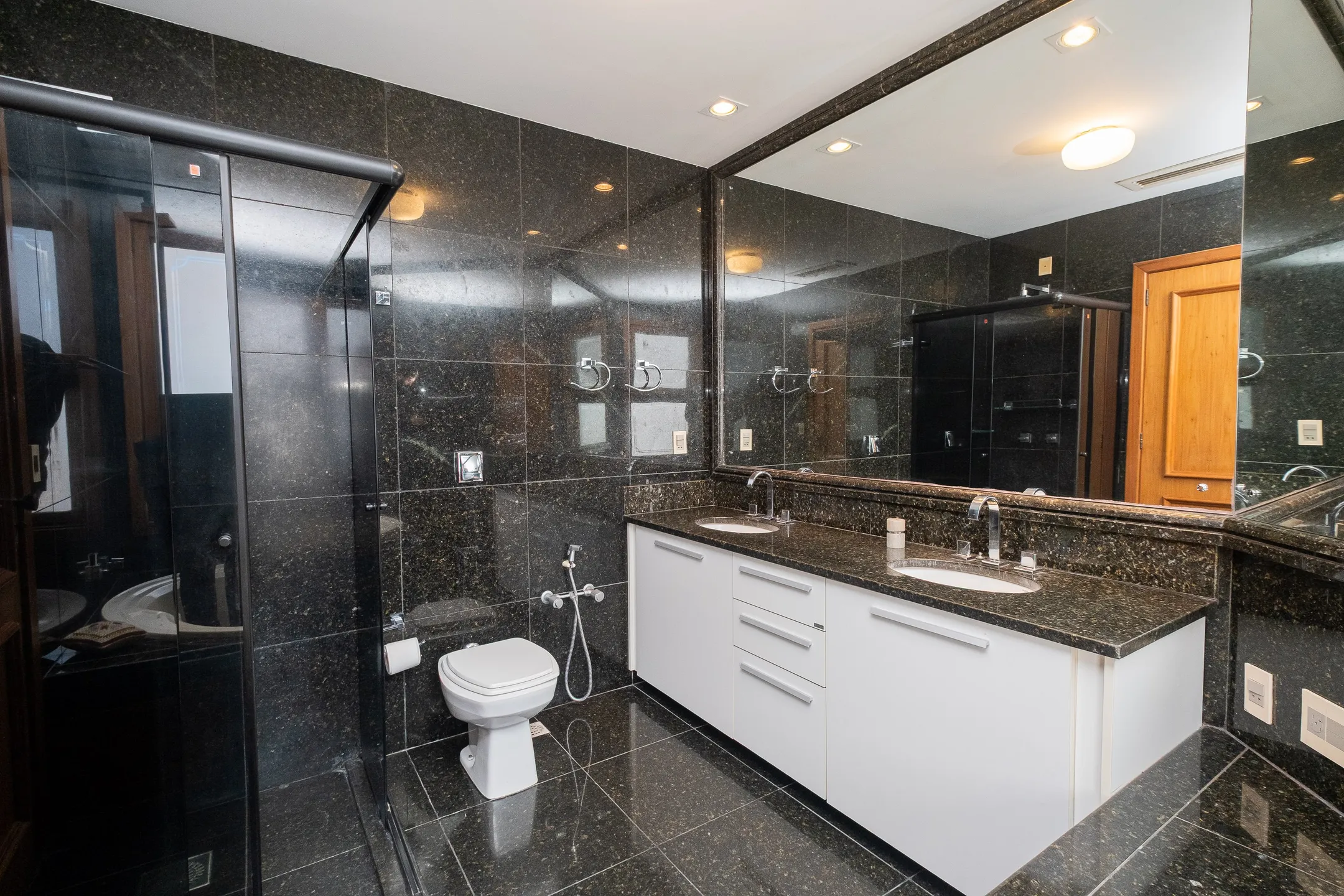 Apartamento à venda no centro de Pelotas - 299 m², 3 quartos (sendo 1 suíte), acabamentos de alto padrão, sacada e área gourmet com piscina e churrasqueira. - 27