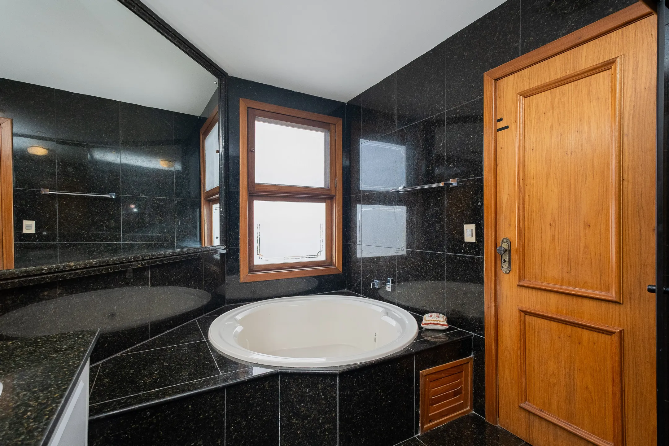 Apartamento à venda no centro de Pelotas - 299 m², 3 quartos (sendo 1 suíte), acabamentos de alto padrão, sacada e área gourmet com piscina e churrasqueira. - 28