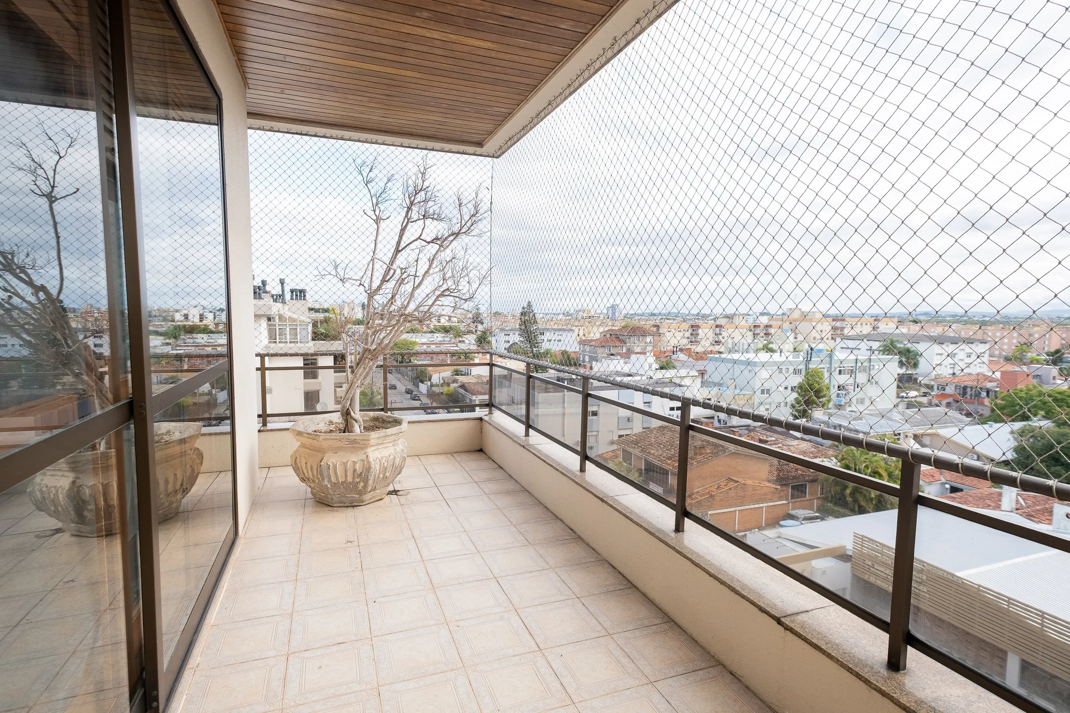 Apartamento à venda no centro de Pelotas - 299 m², 3 quartos (sendo 1 suíte), acabamentos de alto padrão, sacada e área gourmet com piscina e churrasqueira. - 26