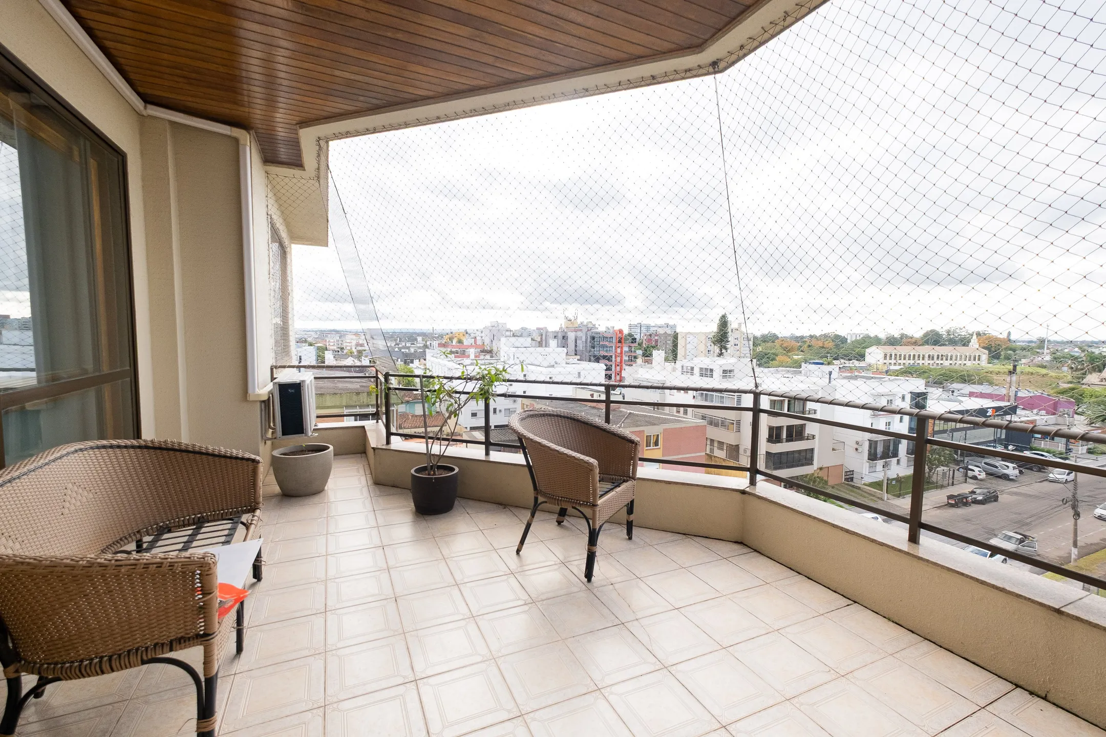 Apartamento à venda no centro de Pelotas - 299 m², 3 quartos (sendo 1 suíte), acabamentos de alto padrão, sacada e área gourmet com piscina e churrasqueira. - 29