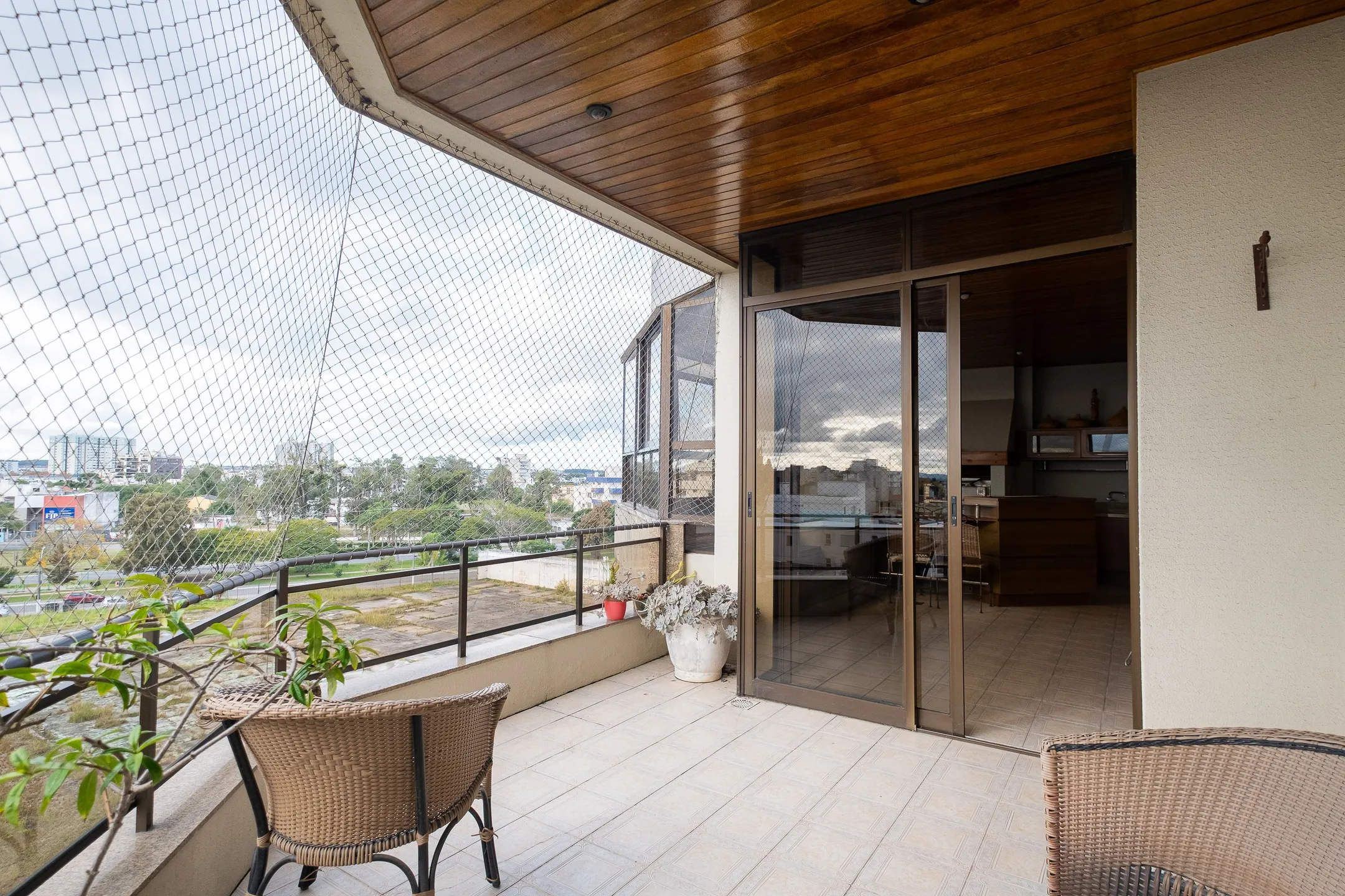Apartamento à venda no centro de Pelotas - 299 m², 3 quartos (sendo 1 suíte), acabamentos de alto padrão, sacada e área gourmet com piscina e churrasqueira. - 30