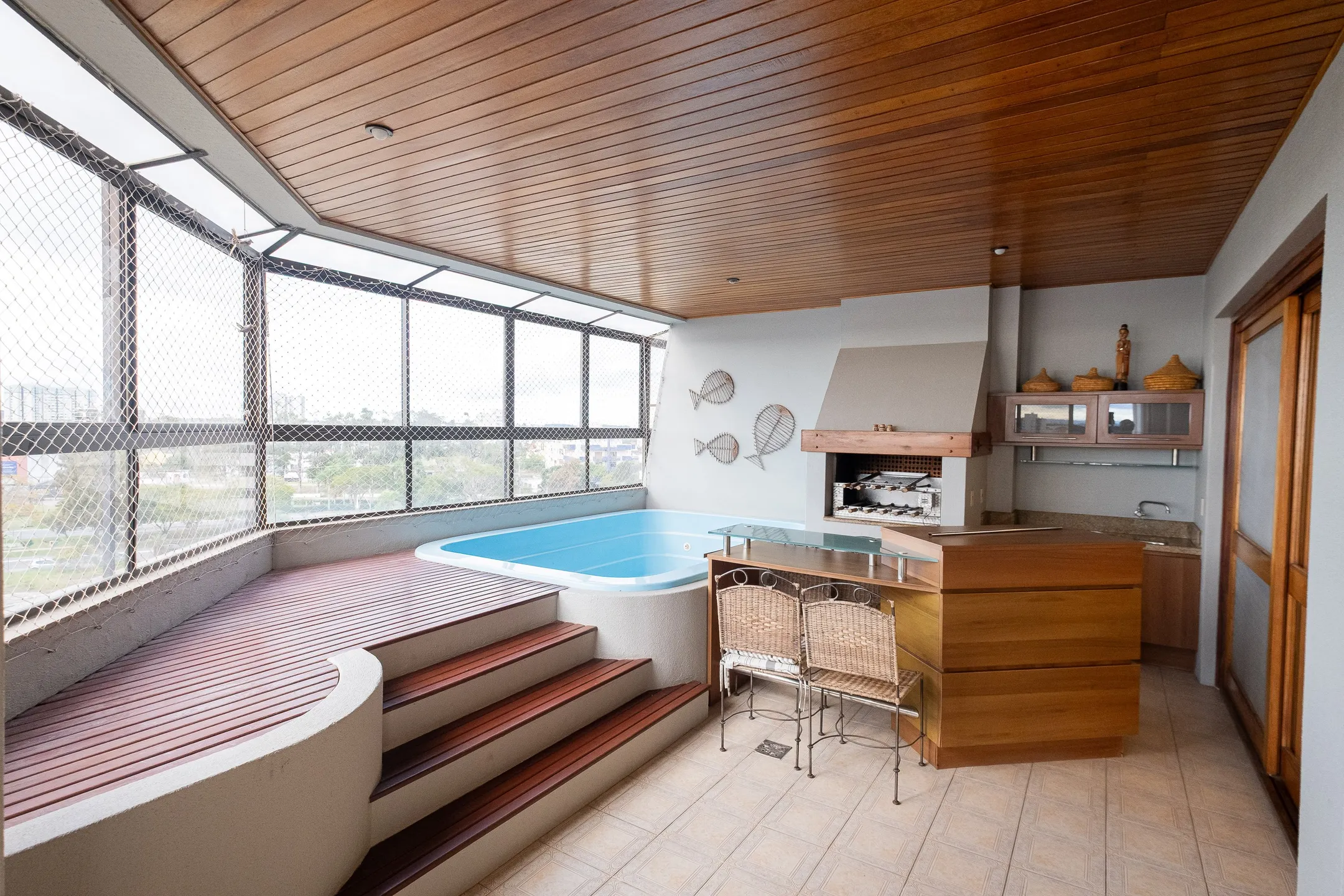 Apartamento à venda no centro de Pelotas - 299 m², 3 quartos (sendo 1 suíte), acabamentos de alto padrão, sacada e área gourmet com piscina e churrasqueira. - 31