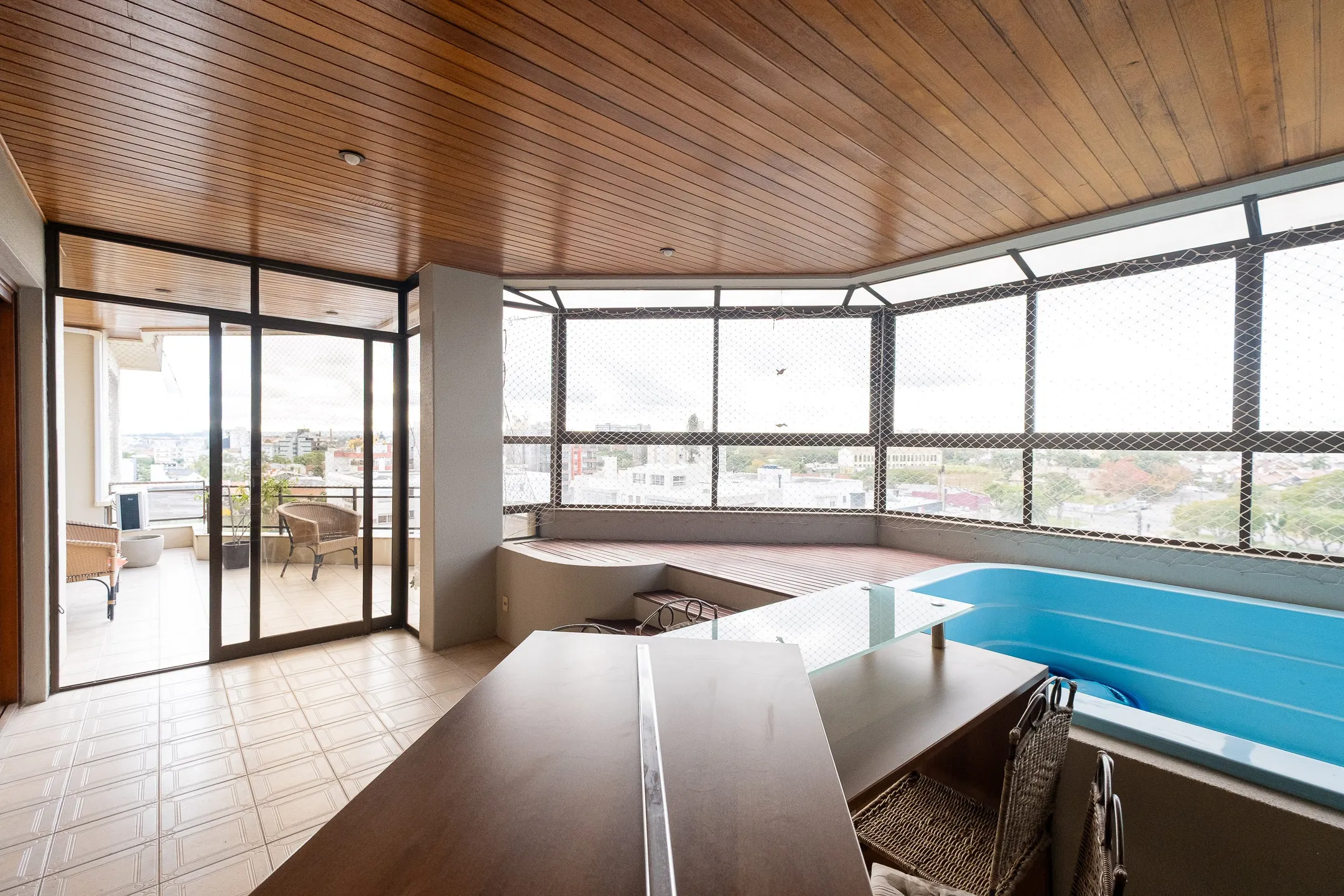 Apartamento à venda no centro de Pelotas - 299 m², 3 quartos (sendo 1 suíte), acabamentos de alto padrão, sacada e área gourmet com piscina e churrasqueira. - 32