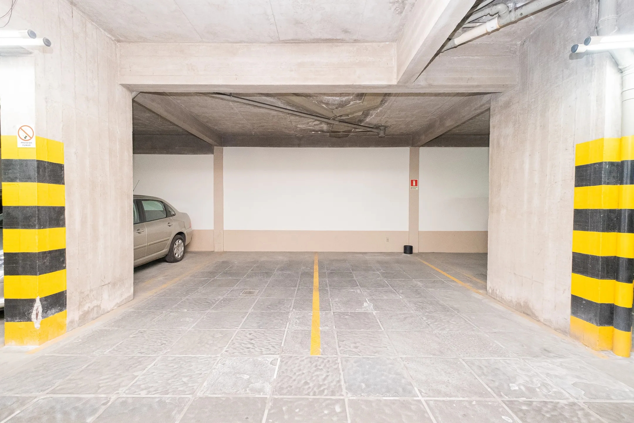 Apartamento à venda no centro de Pelotas - 299 m², 3 quartos (sendo 1 suíte), acabamentos de alto padrão, sacada e área gourmet com piscina e churrasqueira. - 33