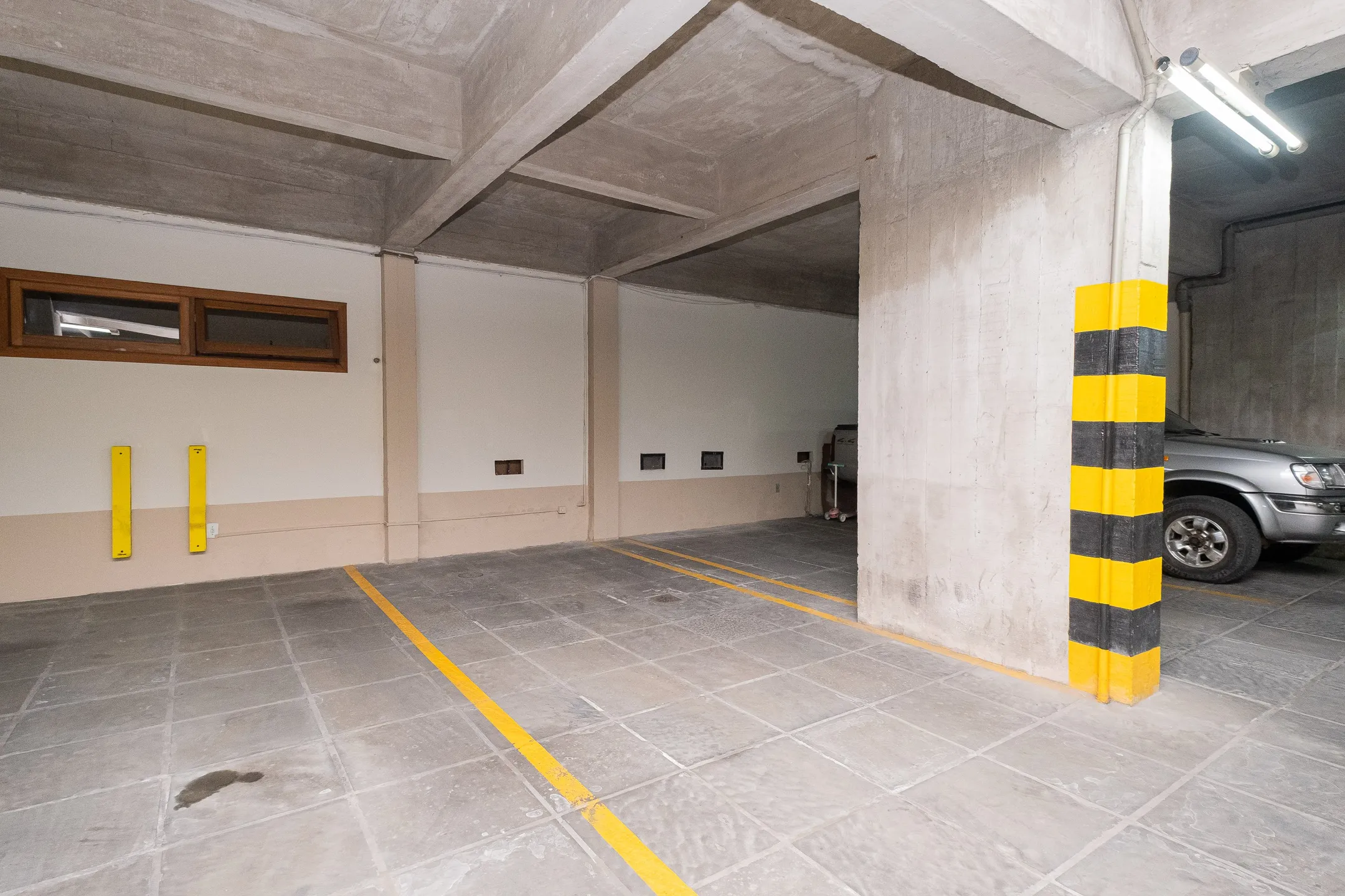 Apartamento à venda no centro de Pelotas - 299 m², 3 quartos (sendo 1 suíte), acabamentos de alto padrão, sacada e área gourmet com piscina e churrasqueira. - 34