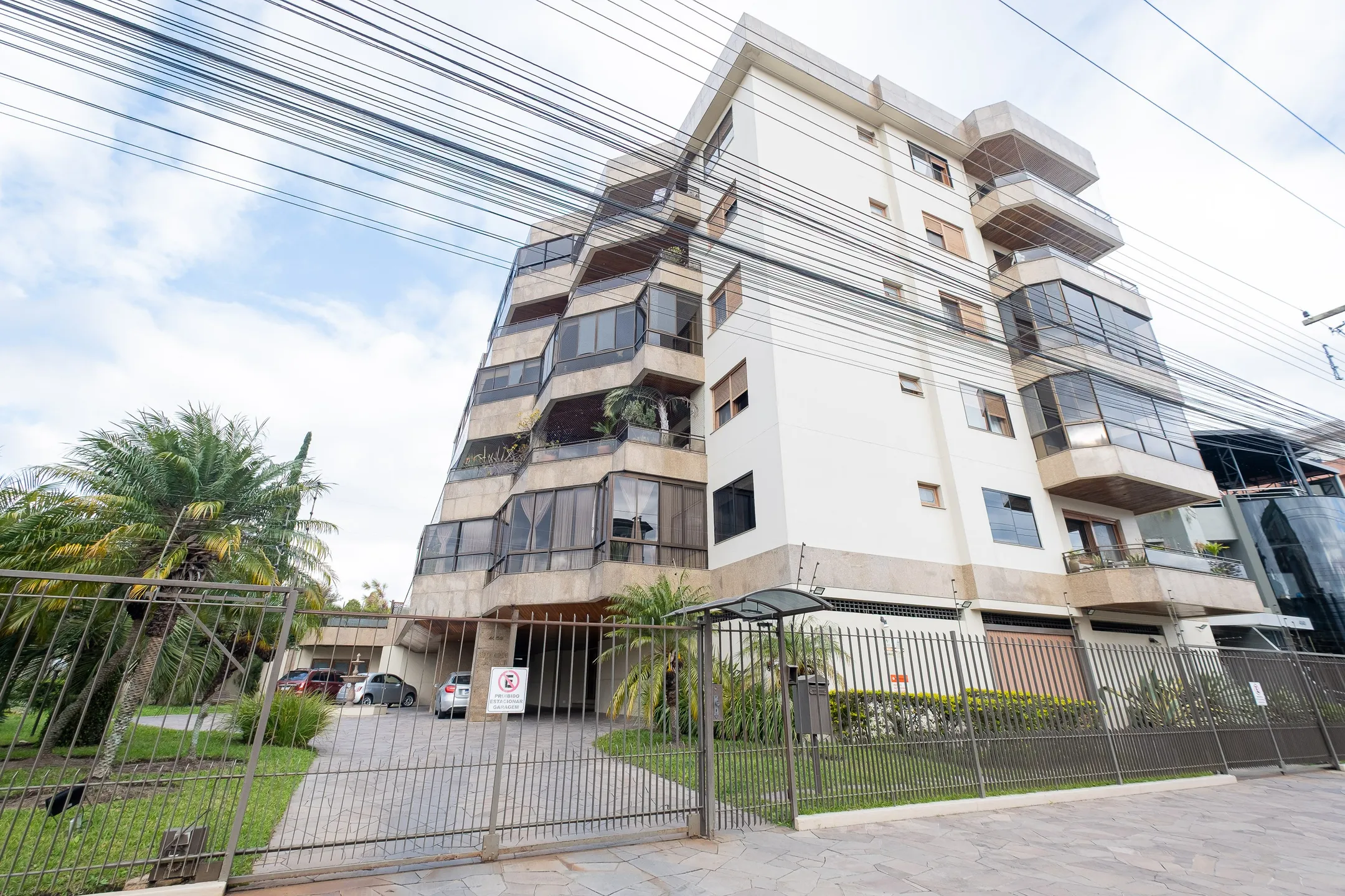 Apartamento à venda no centro de Pelotas - 299 m², 3 quartos (sendo 1 suíte), acabamentos de alto padrão, sacada e área gourmet com piscina e churrasqueira. - 35