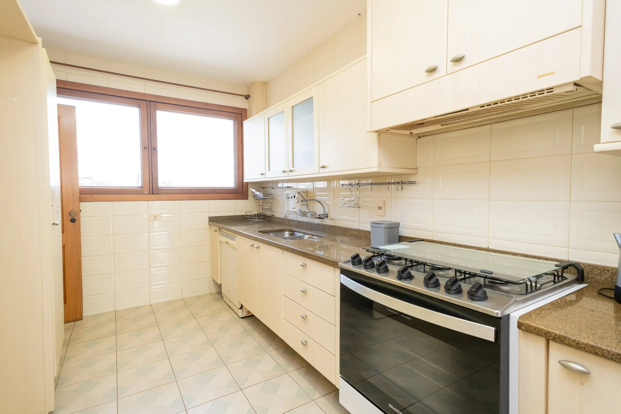 Apartamento à venda no centro de Pelotas - 299 m², 3 quartos (sendo 1 suíte), acabamentos de alto padrão, sacada e área gourmet com piscina e churrasqueira. - 10