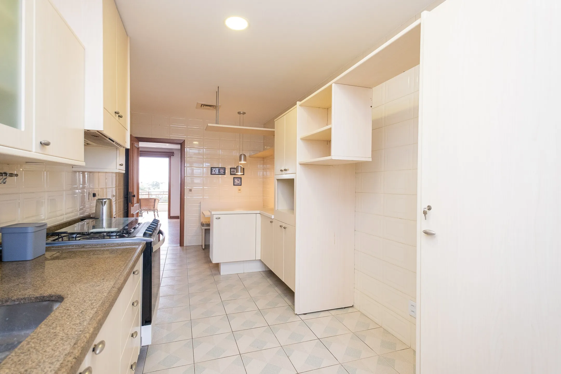Apartamento à venda no centro de Pelotas - 299 m², 3 quartos (sendo 1 suíte), acabamentos de alto padrão, sacada e área gourmet com piscina e churrasqueira. - 12