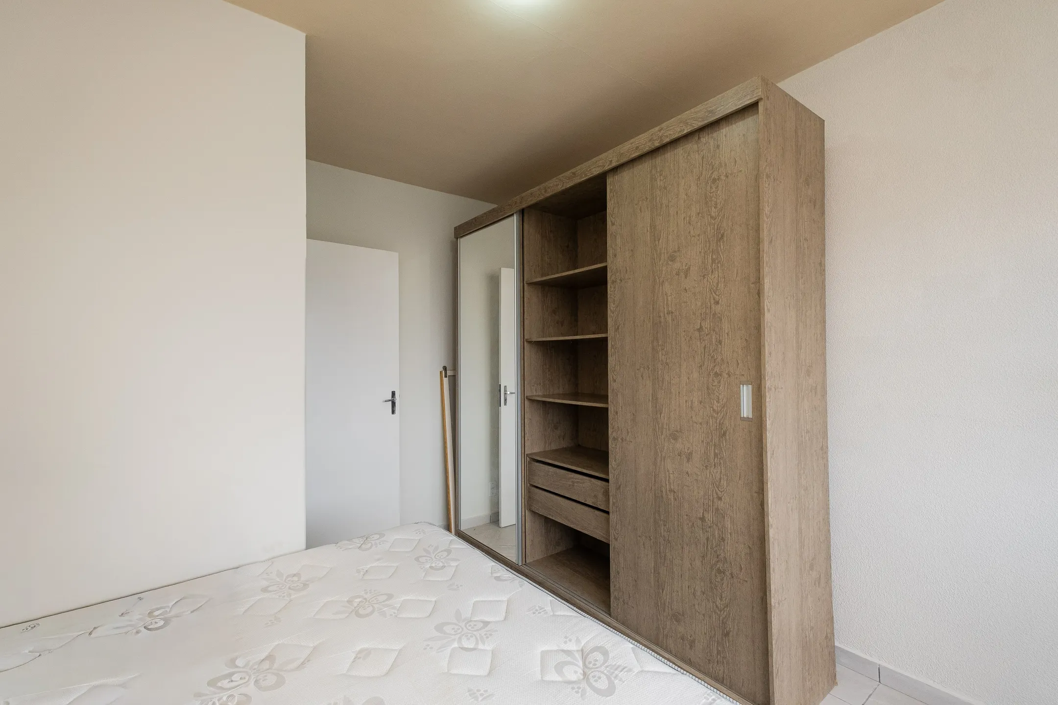 Apartamento à venda no Condomínio Yamaha, Centro - 81 m², 2 quartos, sala com lareira, piso laminado e ótima posição solar. - 10