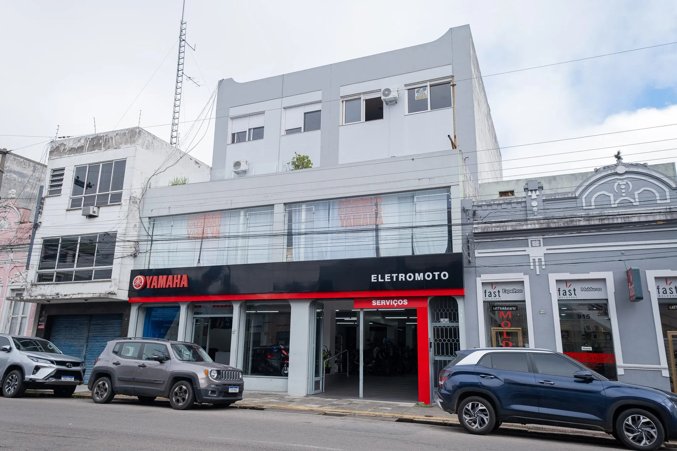 Apartamento à venda no Condomínio Yamaha, Centro - 81 m², 2 quartos, sala com lareira, piso laminado e ótima posição solar. - 13