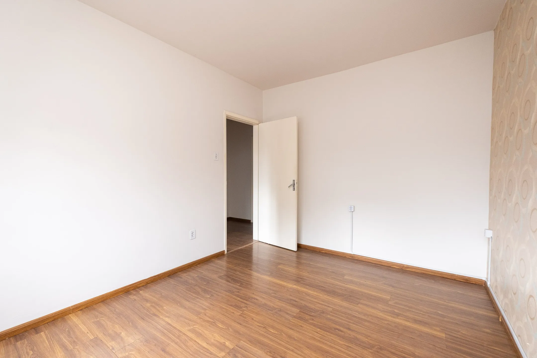Apartamento à venda na Av. Bento Gonçalves, Centro - 98 m², 3 quartos, cozinha com armários, piso laminado e vaga coberta. - 11