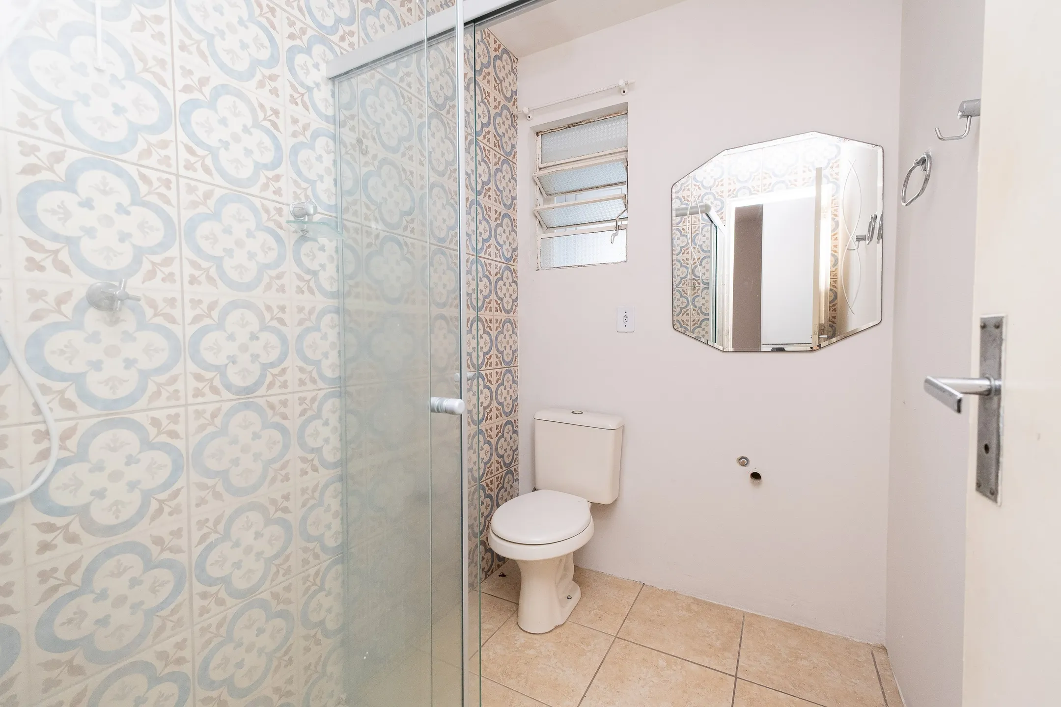 Apartamento à venda na Av. Bento Gonçalves, Centro - 98 m², 3 quartos, cozinha com armários, piso laminado e vaga coberta. - 12