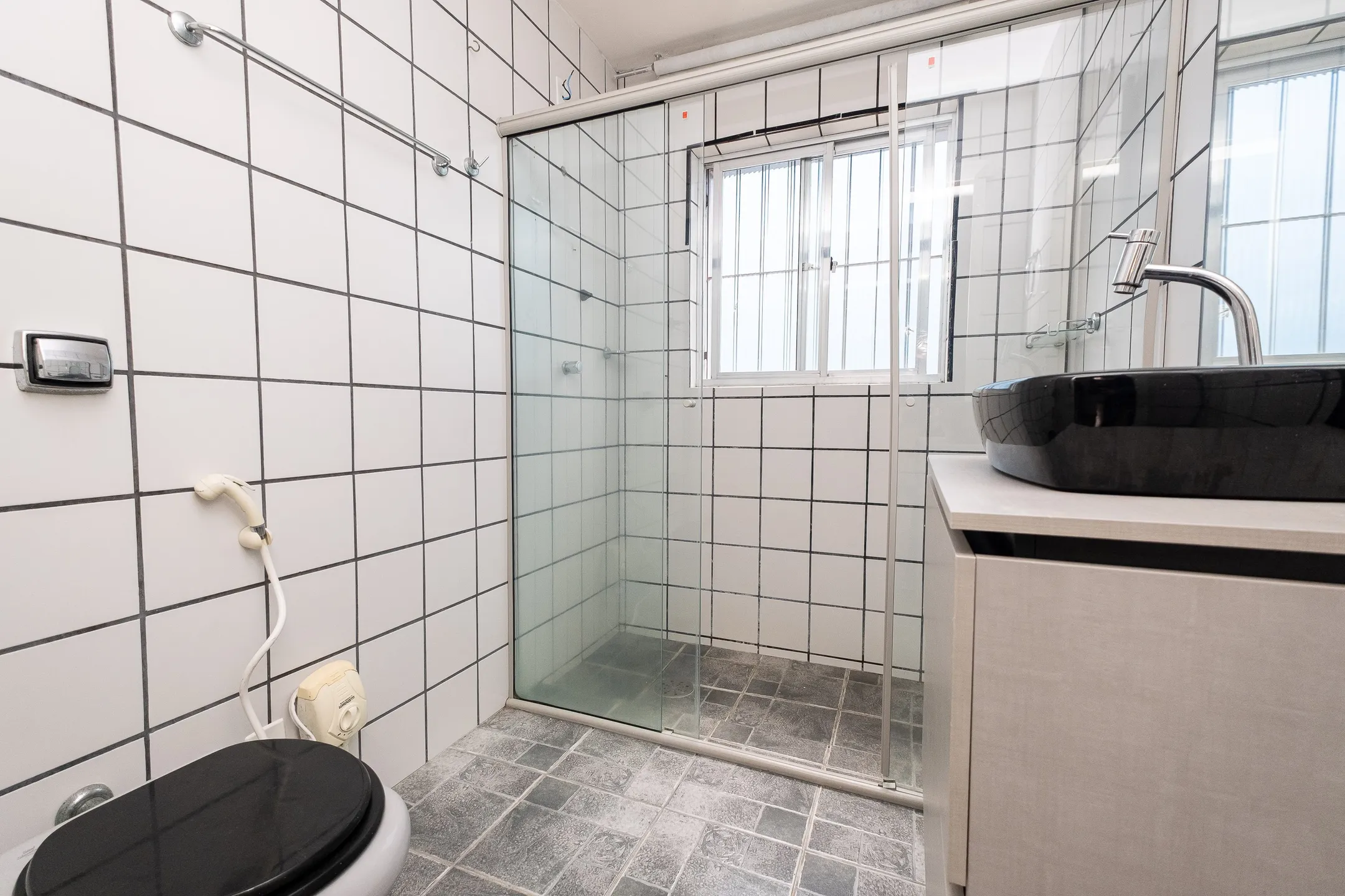 Apartamento à venda na Av. Bento Gonçalves, Centro - 98 m², 3 quartos, cozinha com armários, piso laminado e vaga coberta. - 13