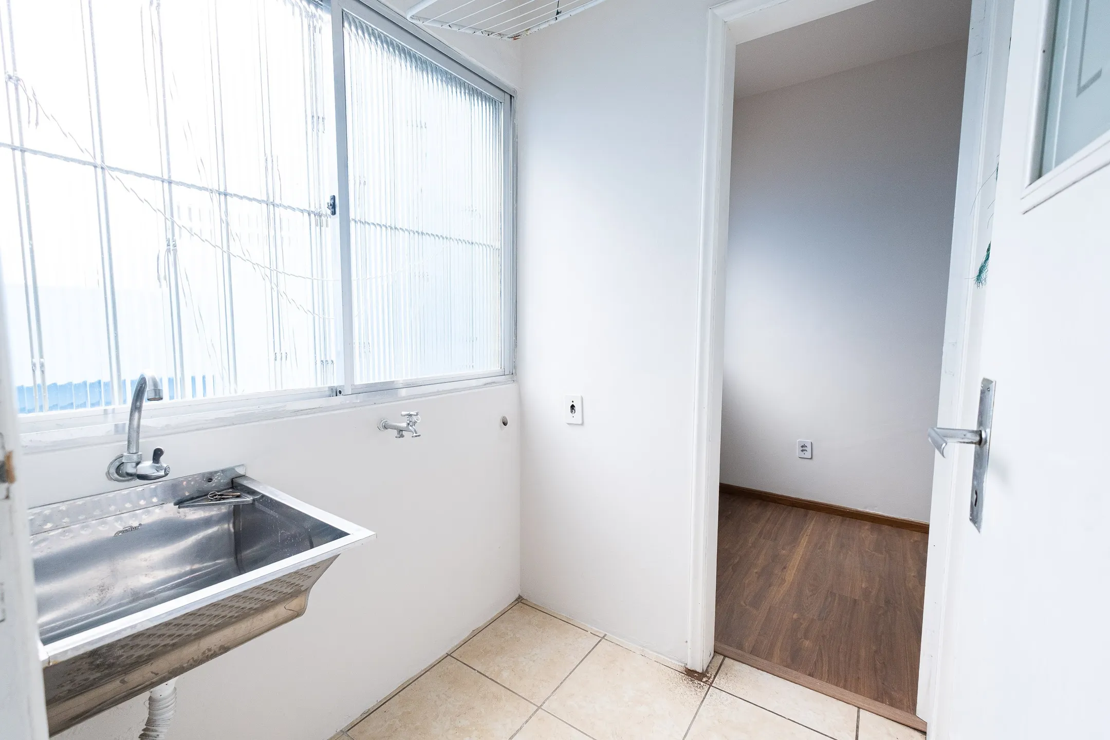 Apartamento à venda na Av. Bento Gonçalves, Centro - 98 m², 3 quartos, cozinha com armários, piso laminado e vaga coberta. - 14