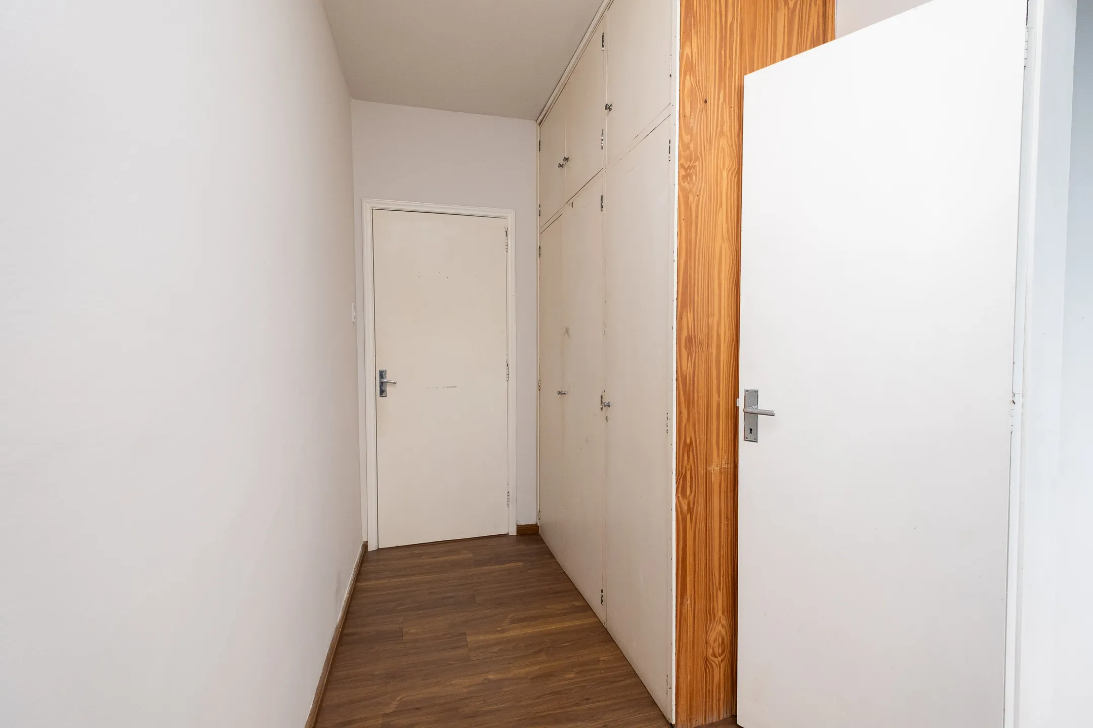 Apartamento à venda na Av. Bento Gonçalves, Centro - 98 m², 3 quartos, cozinha com armários, piso laminado e vaga coberta. - 15