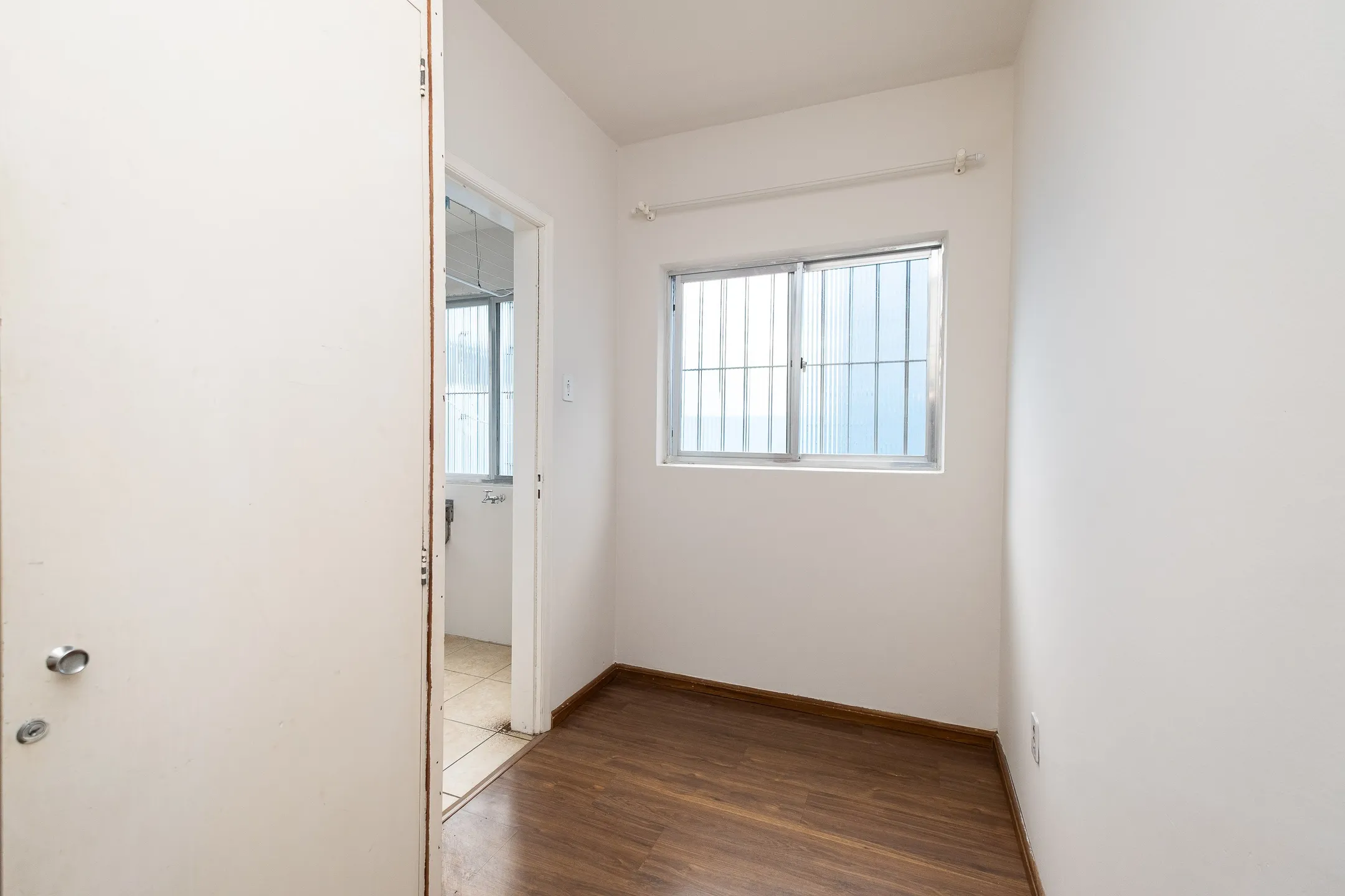 Apartamento à venda na Av. Bento Gonçalves, Centro - 98 m², 3 quartos, cozinha com armários, piso laminado e vaga coberta. - 16