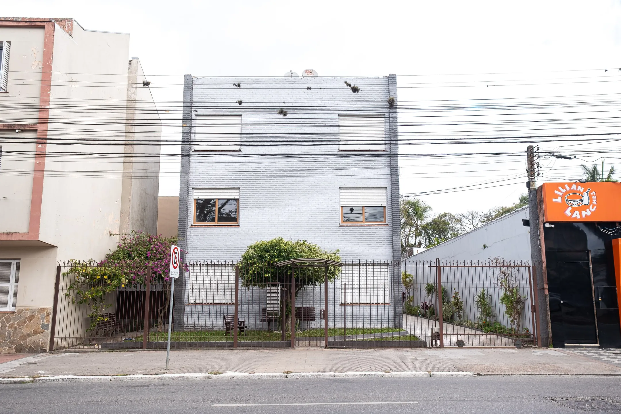 Apartamento à venda na Av. Bento Gonçalves, Centro - 98 m², 3 quartos, cozinha com armários, piso laminado e vaga coberta. - 18