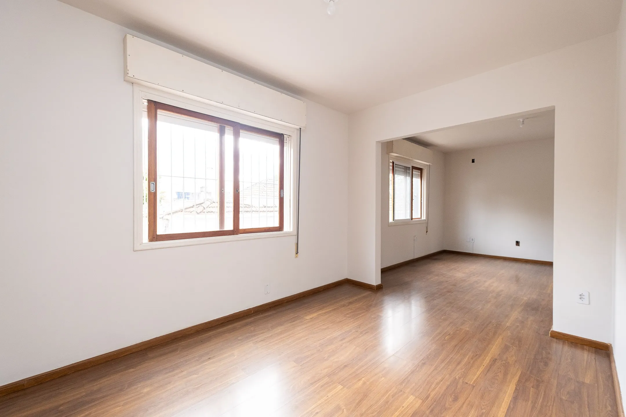 Apartamento à venda na Av. Bento Gonçalves, Centro - 98 m², 3 quartos, cozinha com armários, piso laminado e vaga coberta. - 6