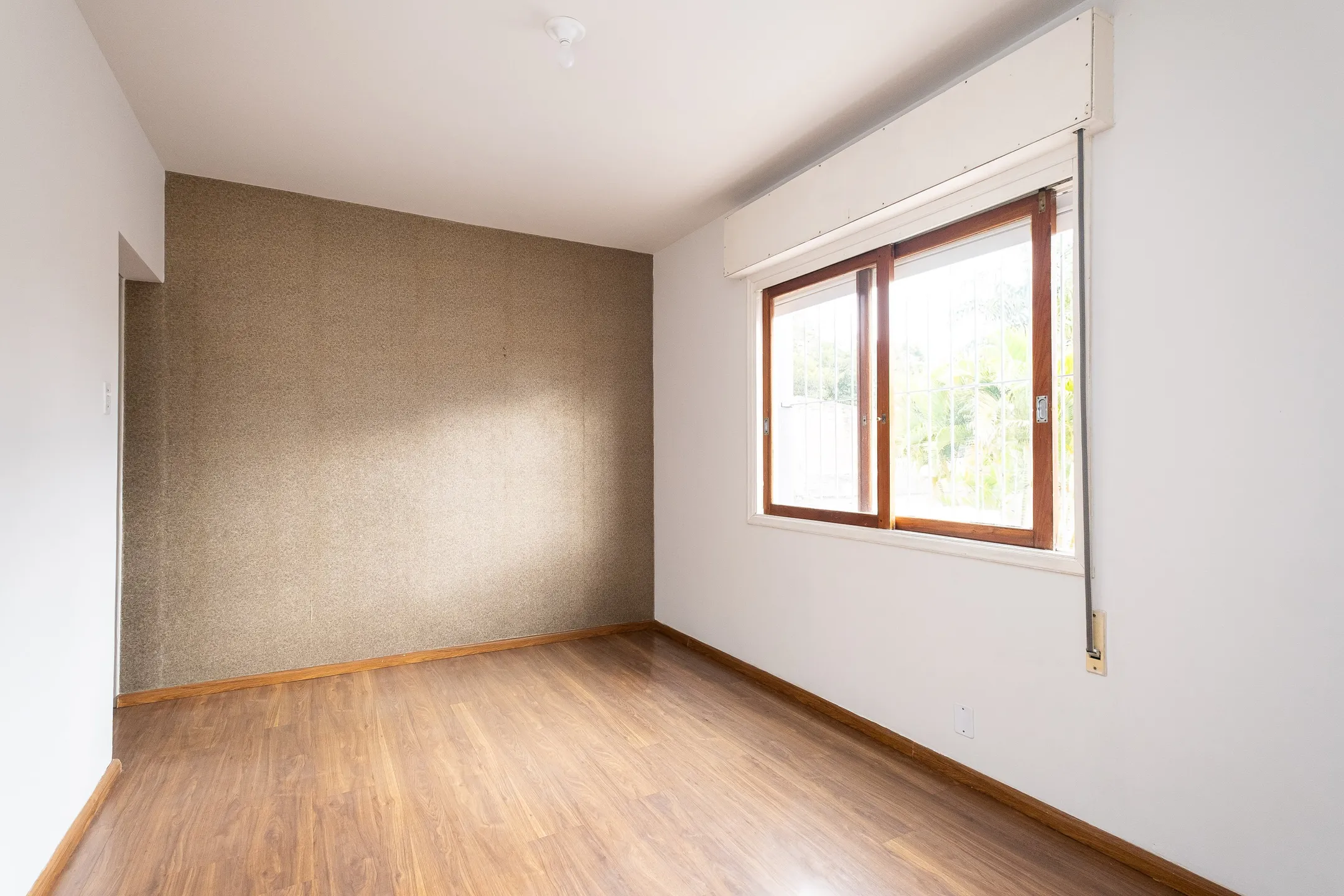 Apartamento à venda na Av. Bento Gonçalves, Centro - 98 m², 3 quartos, cozinha com armários, piso laminado e vaga coberta. - 7