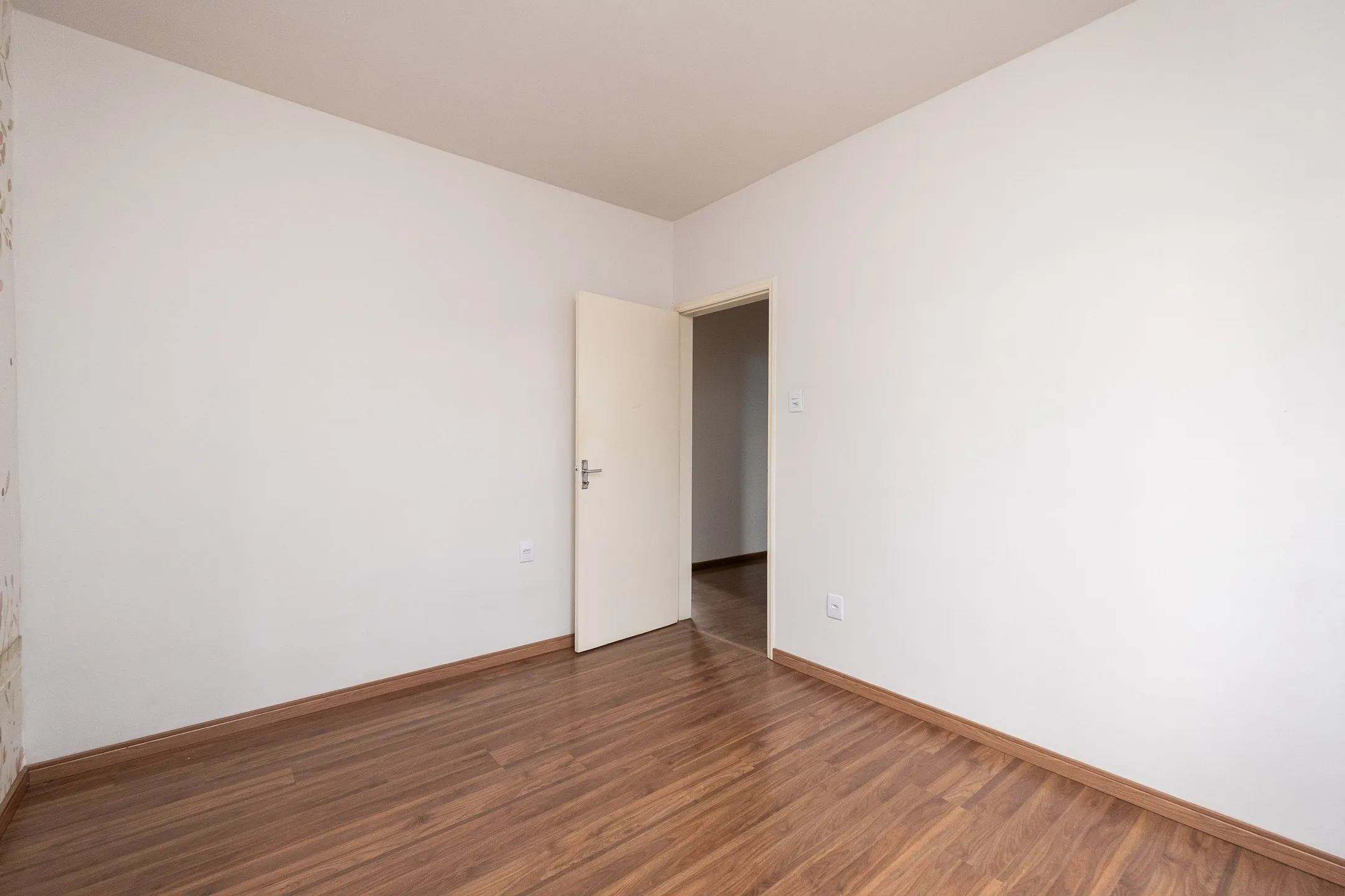 Apartamento à venda na Av. Bento Gonçalves, Centro - 98 m², 3 quartos, cozinha com armários, piso laminado e vaga coberta. - 9