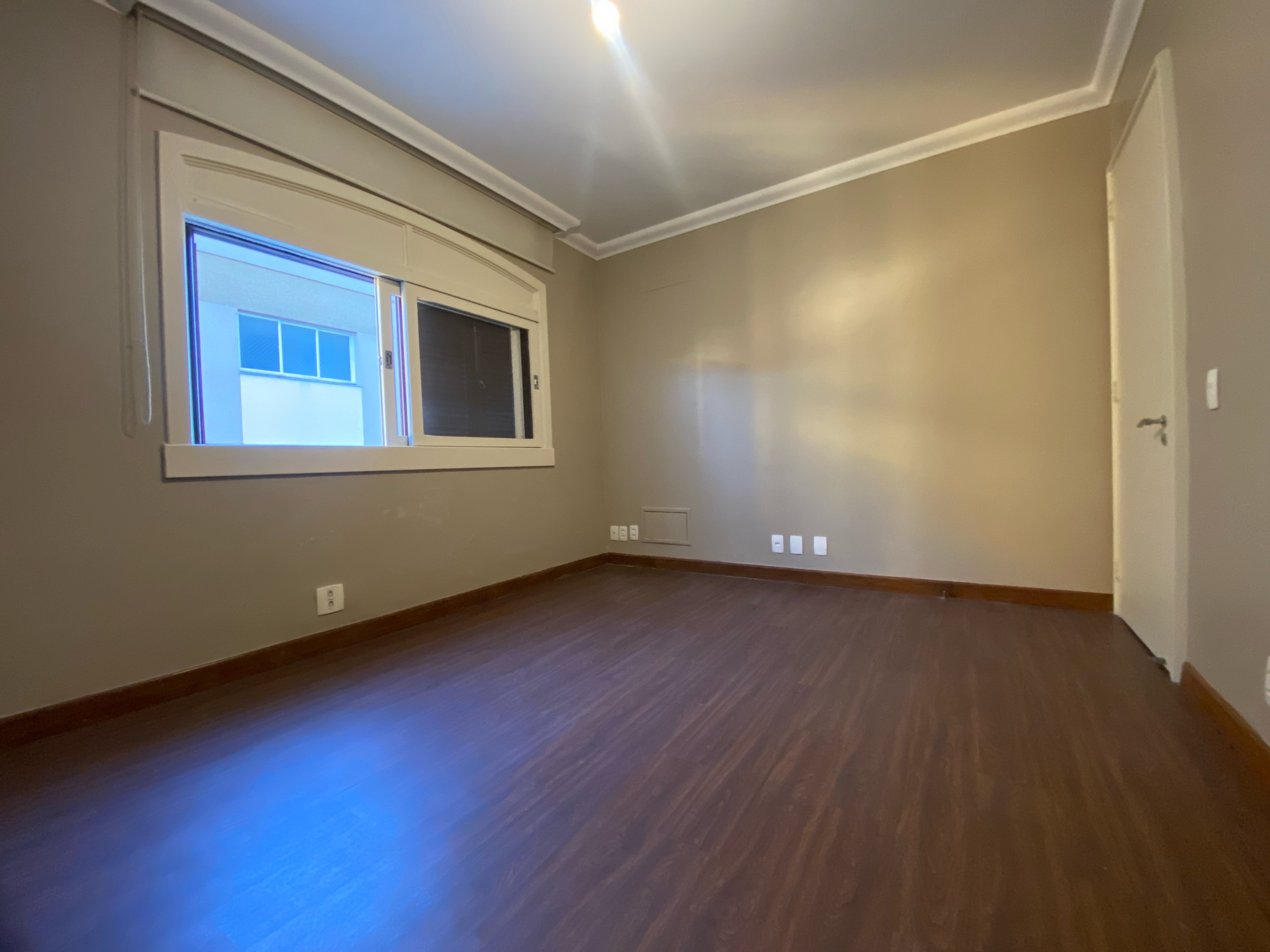 Apartamento à venda no Solar Santanna, Centro - 163 m², 3 quartos (sendo 1 suíte), armários planejados e ampla sacada com face norte. - 26