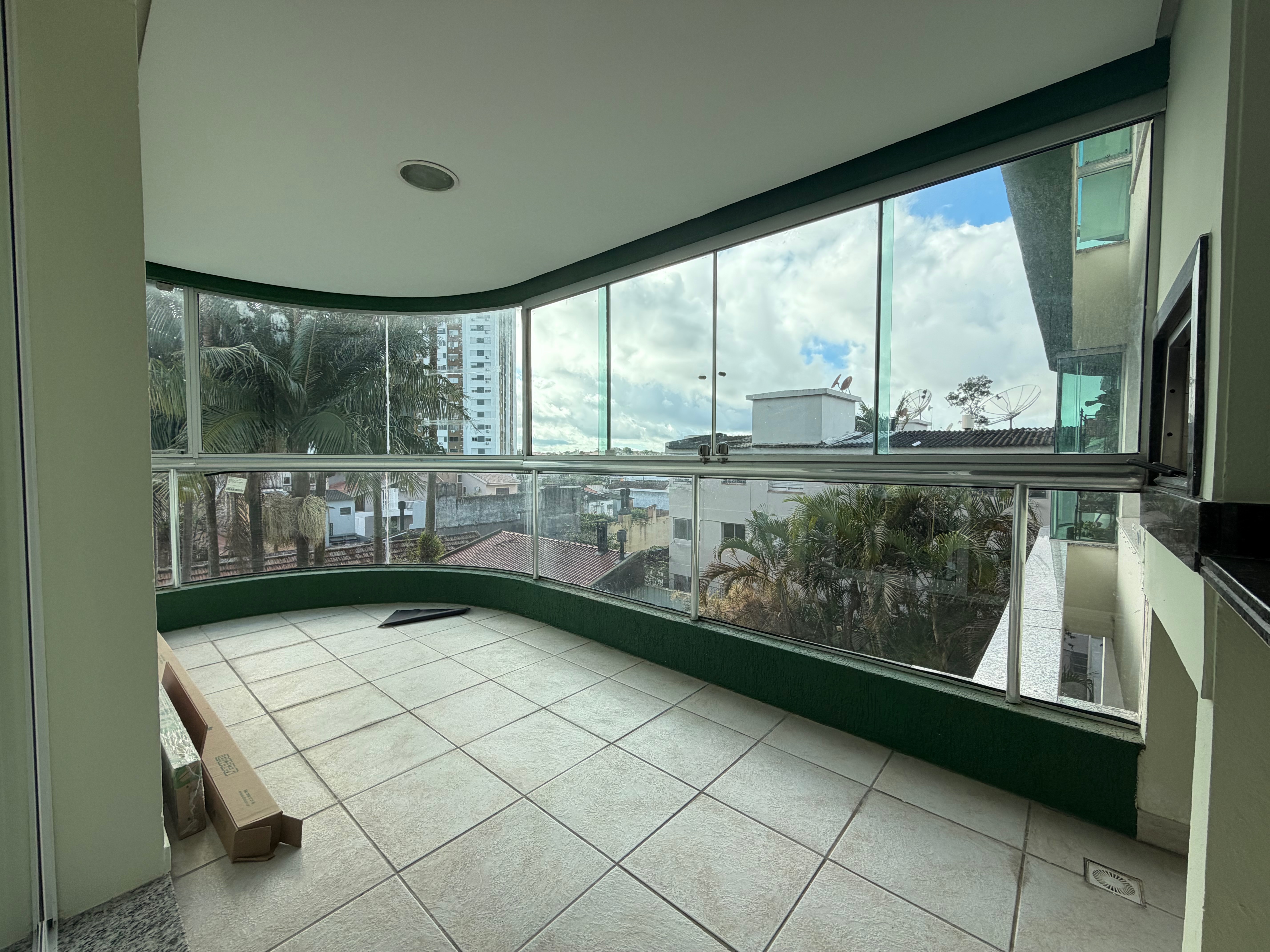 Apartamento à venda no Edifício Massara, Centro - 97 m², 2 quartos (sendo 1 suíte), lareira, ampla sacada com churrasqueira e vaga coberta. - 6