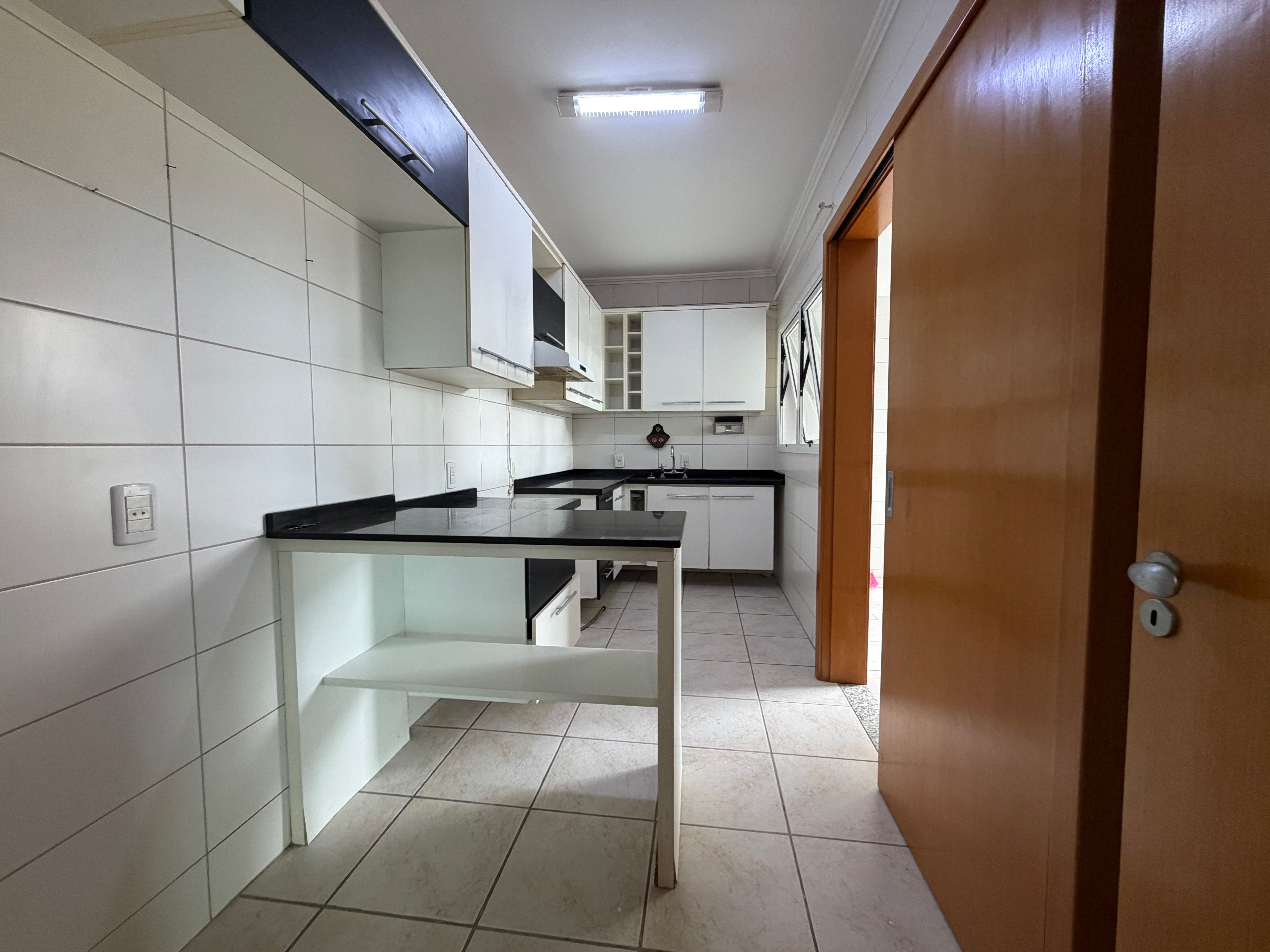 Apartamento à venda no Edifício Massara, Centro - 97 m², 2 quartos (sendo 1 suíte), lareira, ampla sacada com churrasqueira e vaga coberta. - 7