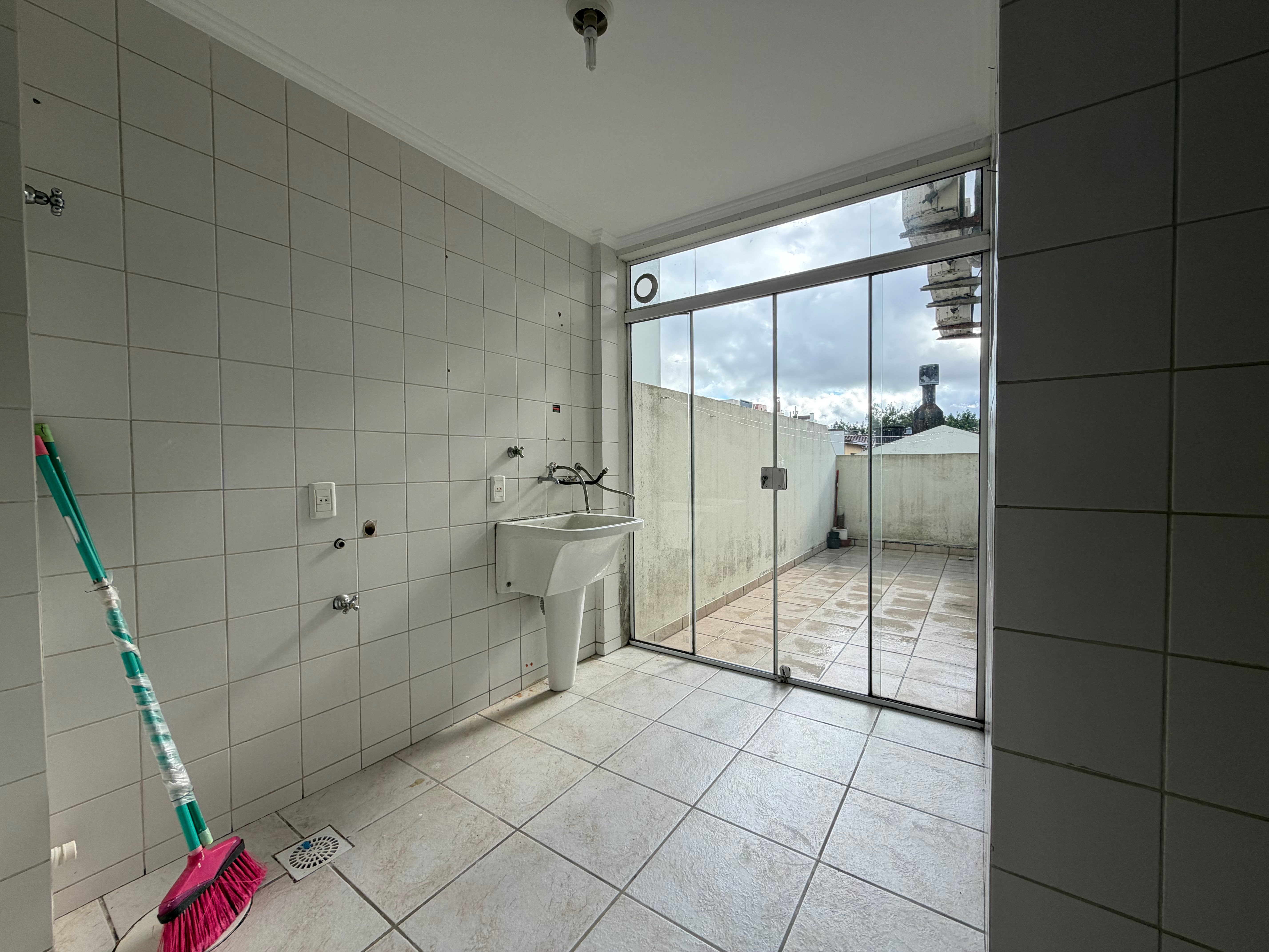 Apartamento à venda no Edifício Massara, Centro - 97 m², 2 quartos (sendo 1 suíte), lareira, ampla sacada com churrasqueira e vaga coberta. - 20