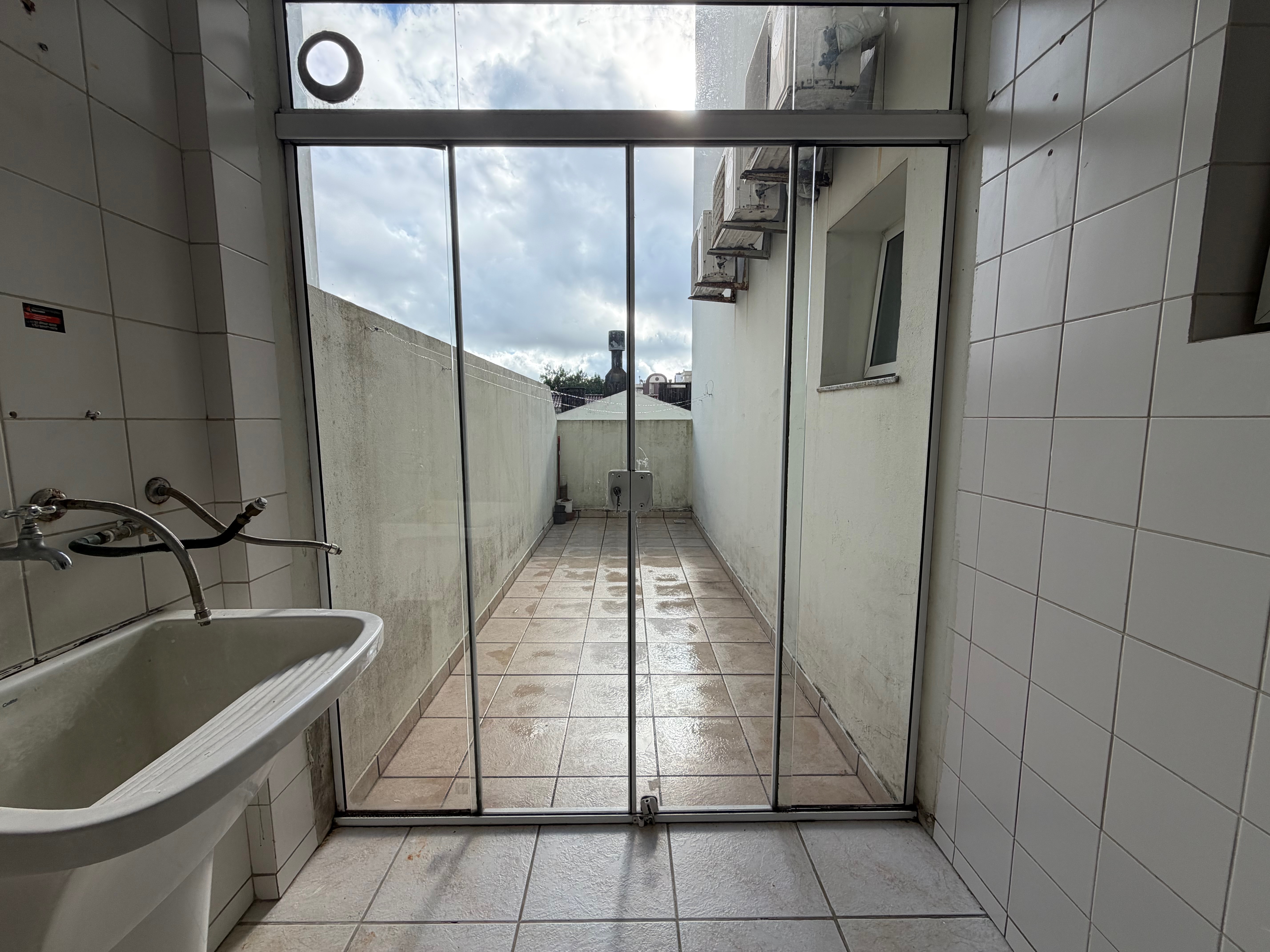 Apartamento à venda no Edifício Massara, Centro - 97 m², 2 quartos (sendo 1 suíte), lareira, ampla sacada com churrasqueira e vaga coberta. - 21