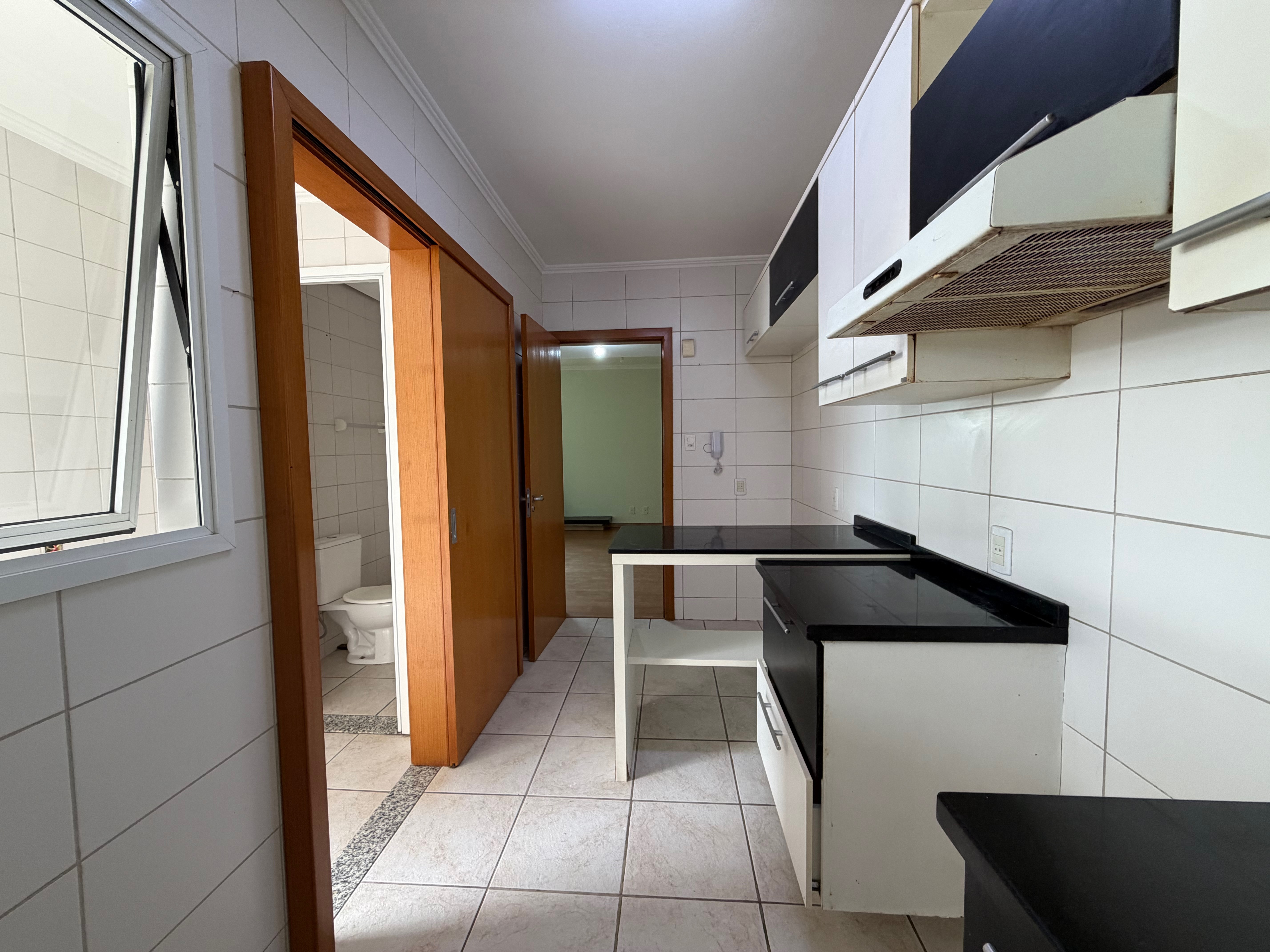 Apartamento à venda no Edifício Massara, Centro - 97 m², 2 quartos (sendo 1 suíte), lareira, ampla sacada com churrasqueira e vaga coberta. - 8