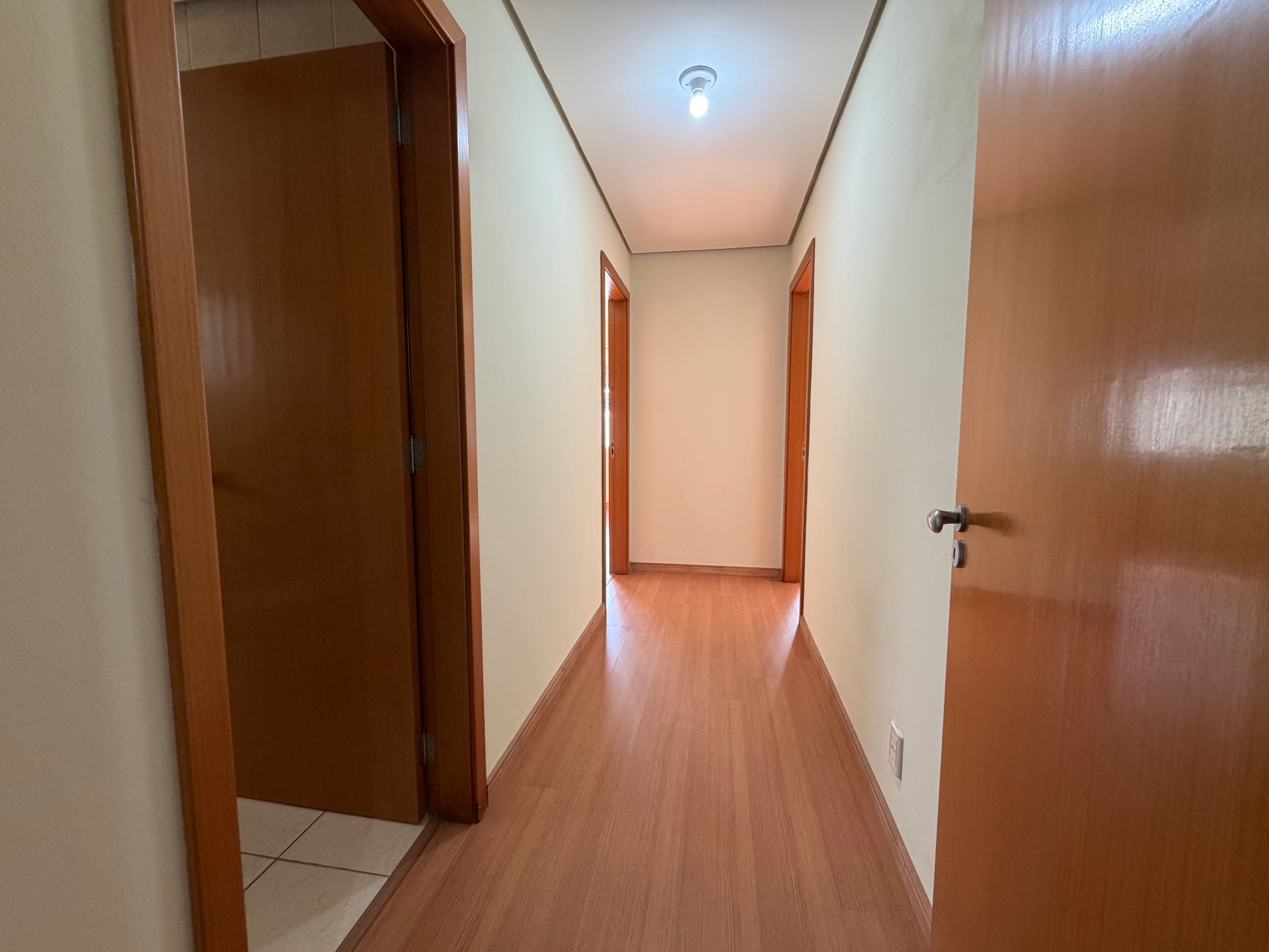 Apartamento à venda no Edifício Massara, Centro - 97 m², 2 quartos (sendo 1 suíte), lareira, ampla sacada com churrasqueira e vaga coberta. - 9