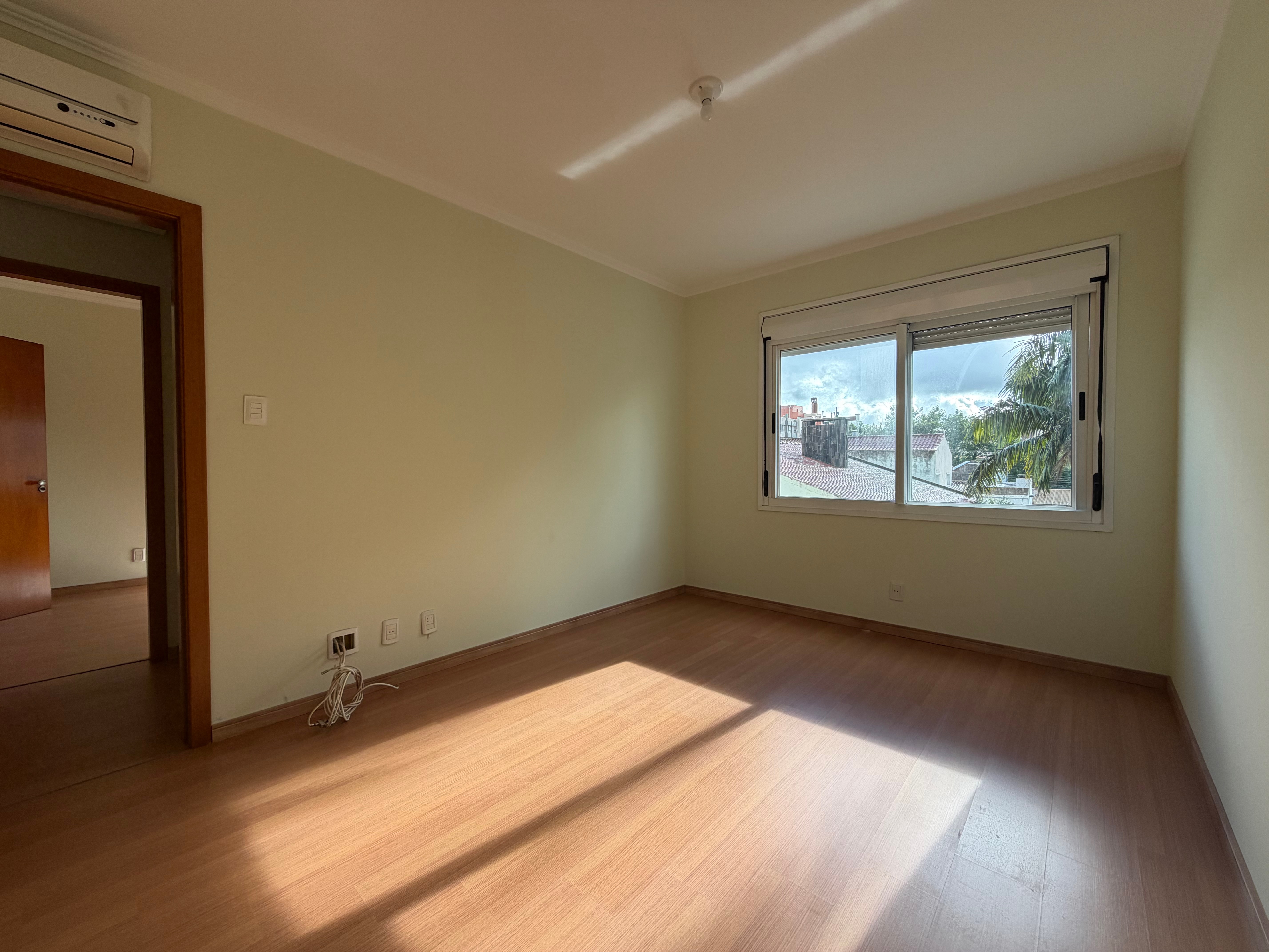 Apartamento à venda no Edifício Massara, Centro - 97 m², 2 quartos (sendo 1 suíte), lareira, ampla sacada com churrasqueira e vaga coberta. - 12