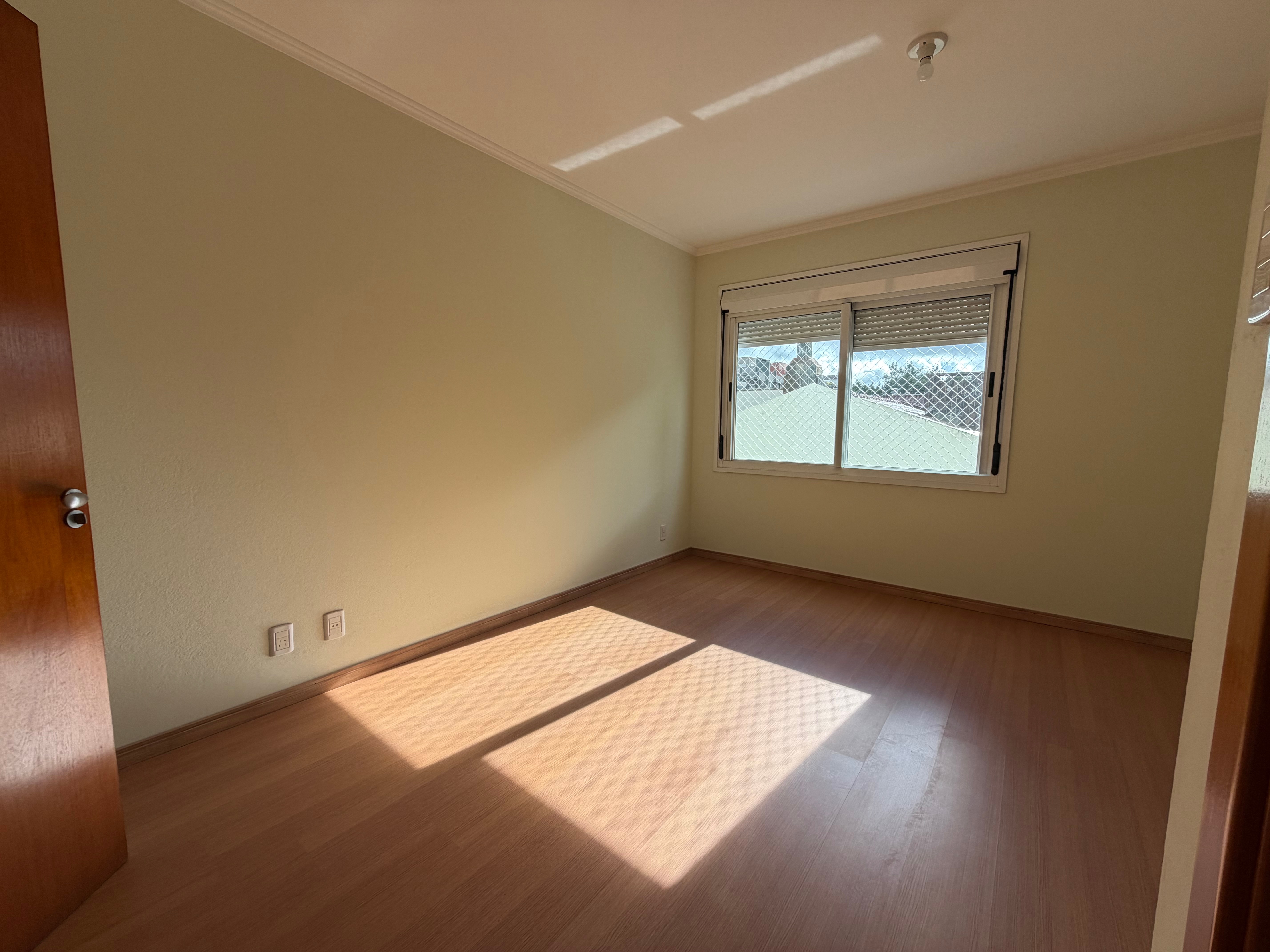 Apartamento à venda no Edifício Massara, Centro - 97 m², 2 quartos (sendo 1 suíte), lareira, ampla sacada com churrasqueira e vaga coberta. - 13