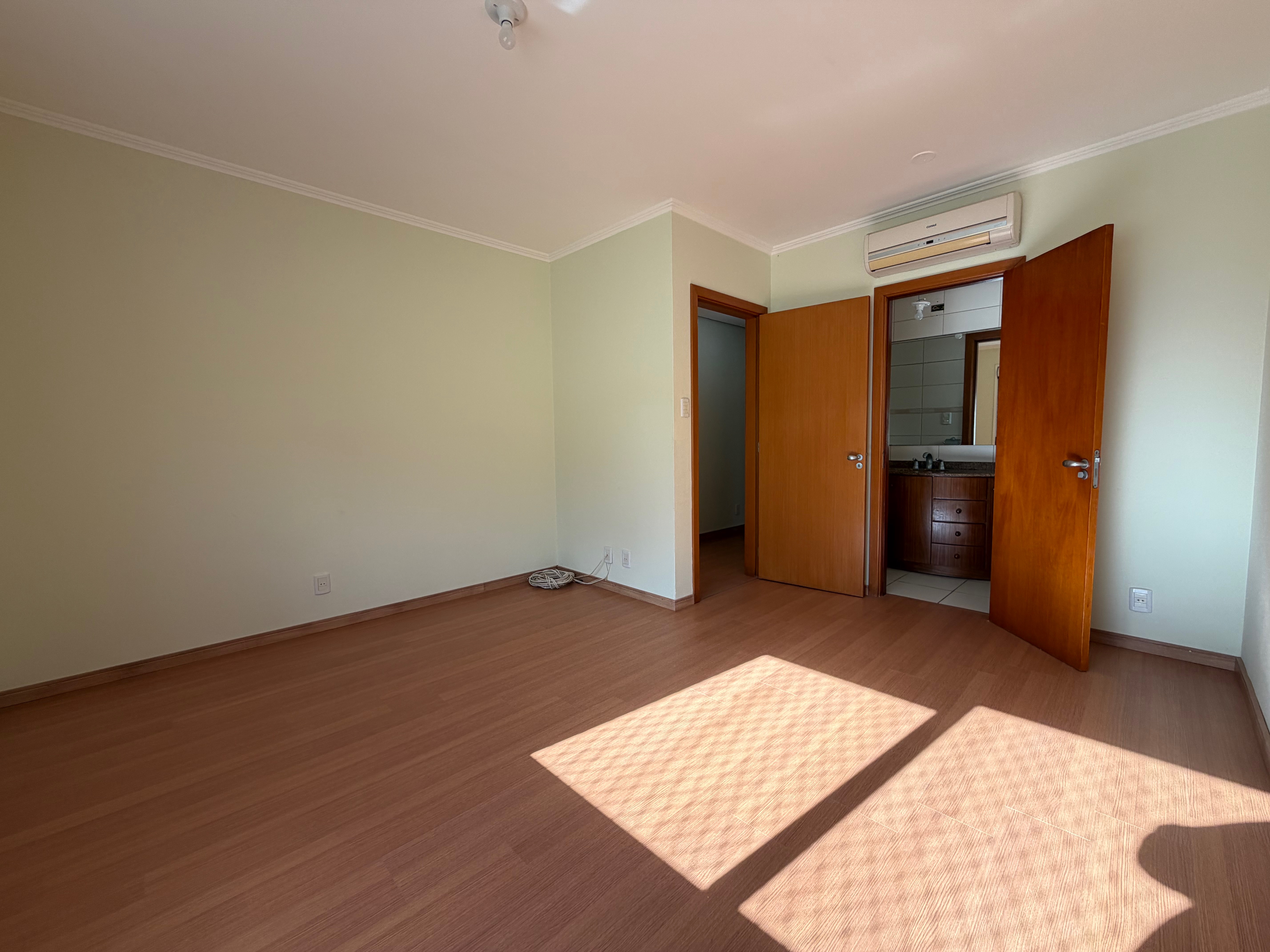 Apartamento à venda no Edifício Massara, Centro - 97 m², 2 quartos (sendo 1 suíte), lareira, ampla sacada com churrasqueira e vaga coberta. - 14