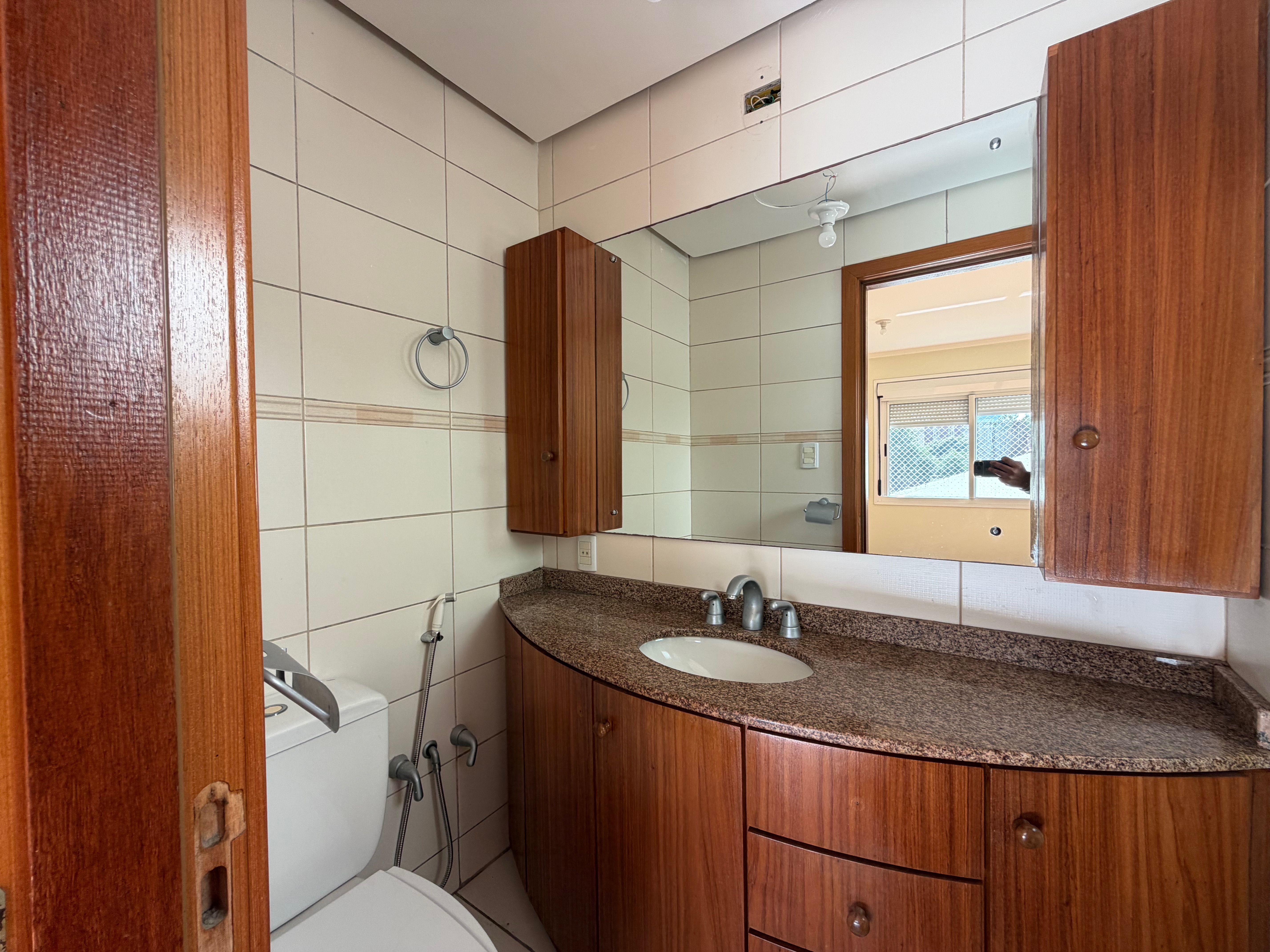 Apartamento à venda no Edifício Massara, Centro - 97 m², 2 quartos (sendo 1 suíte), lareira, ampla sacada com churrasqueira e vaga coberta. - 15