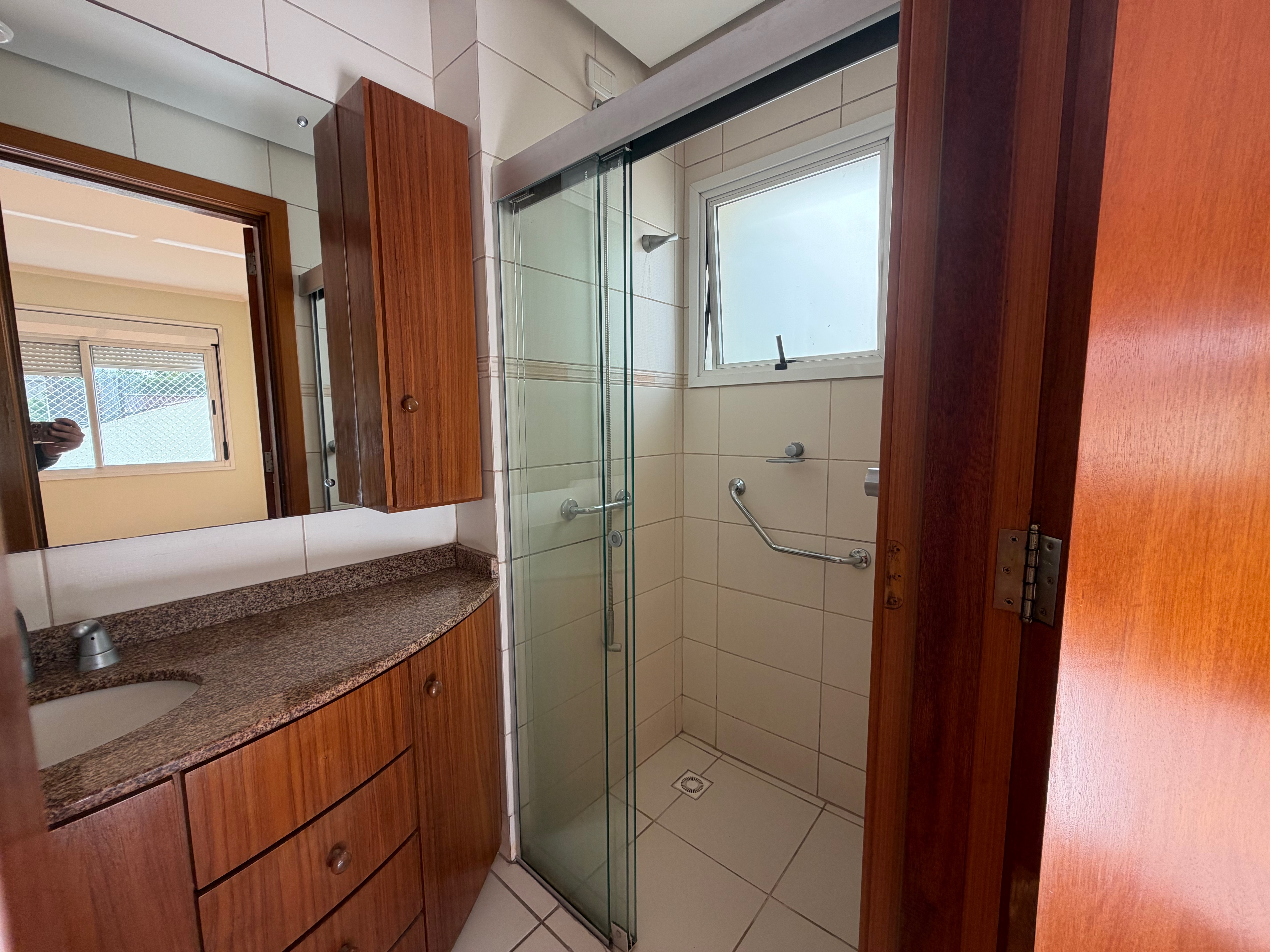Apartamento à venda no Edifício Massara, Centro - 97 m², 2 quartos (sendo 1 suíte), lareira, ampla sacada com churrasqueira e vaga coberta. - 16
