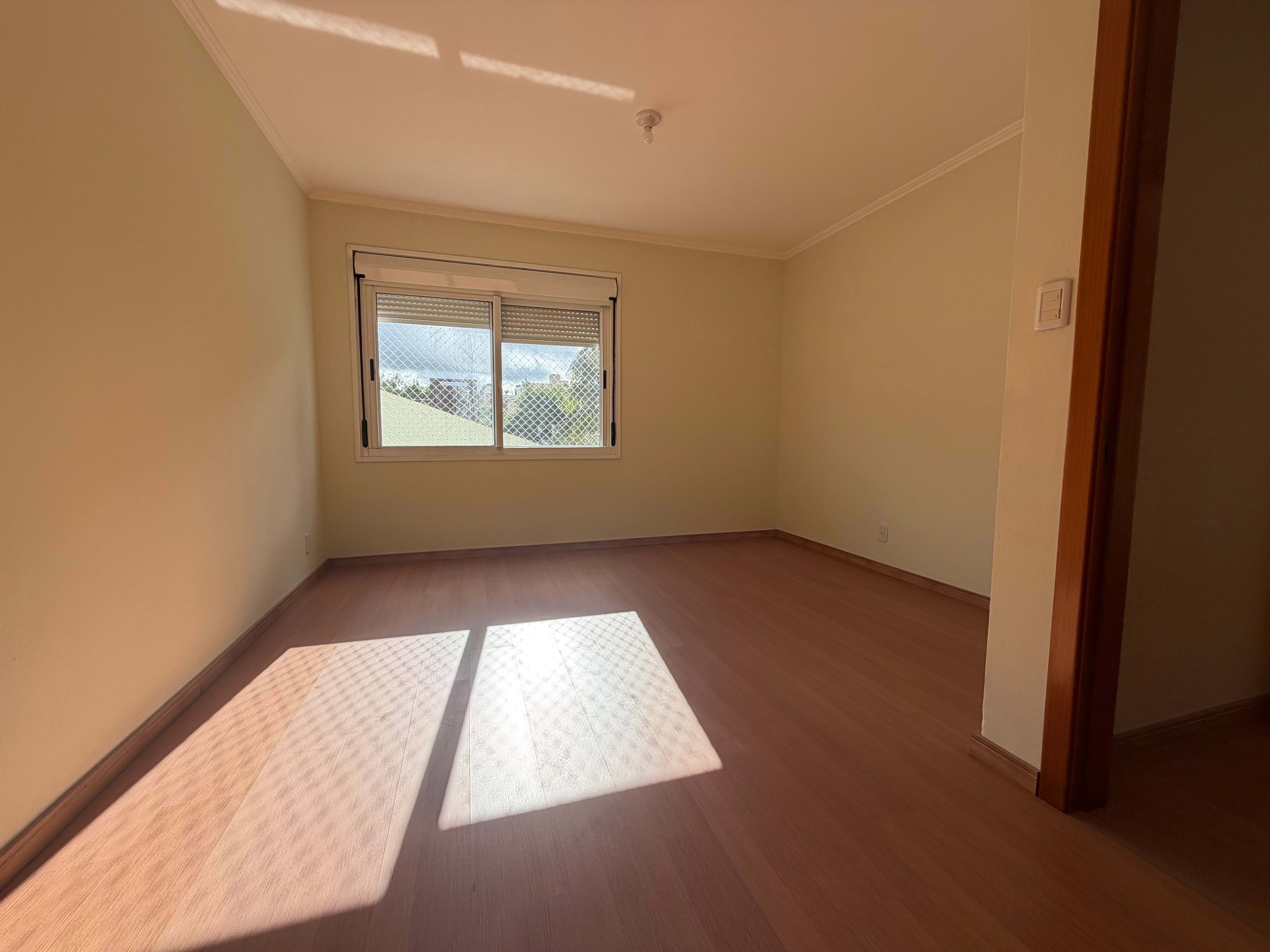 Apartamento à venda no Edifício Massara, Centro - 97 m², 2 quartos (sendo 1 suíte), lareira, ampla sacada com churrasqueira e vaga coberta. - 17