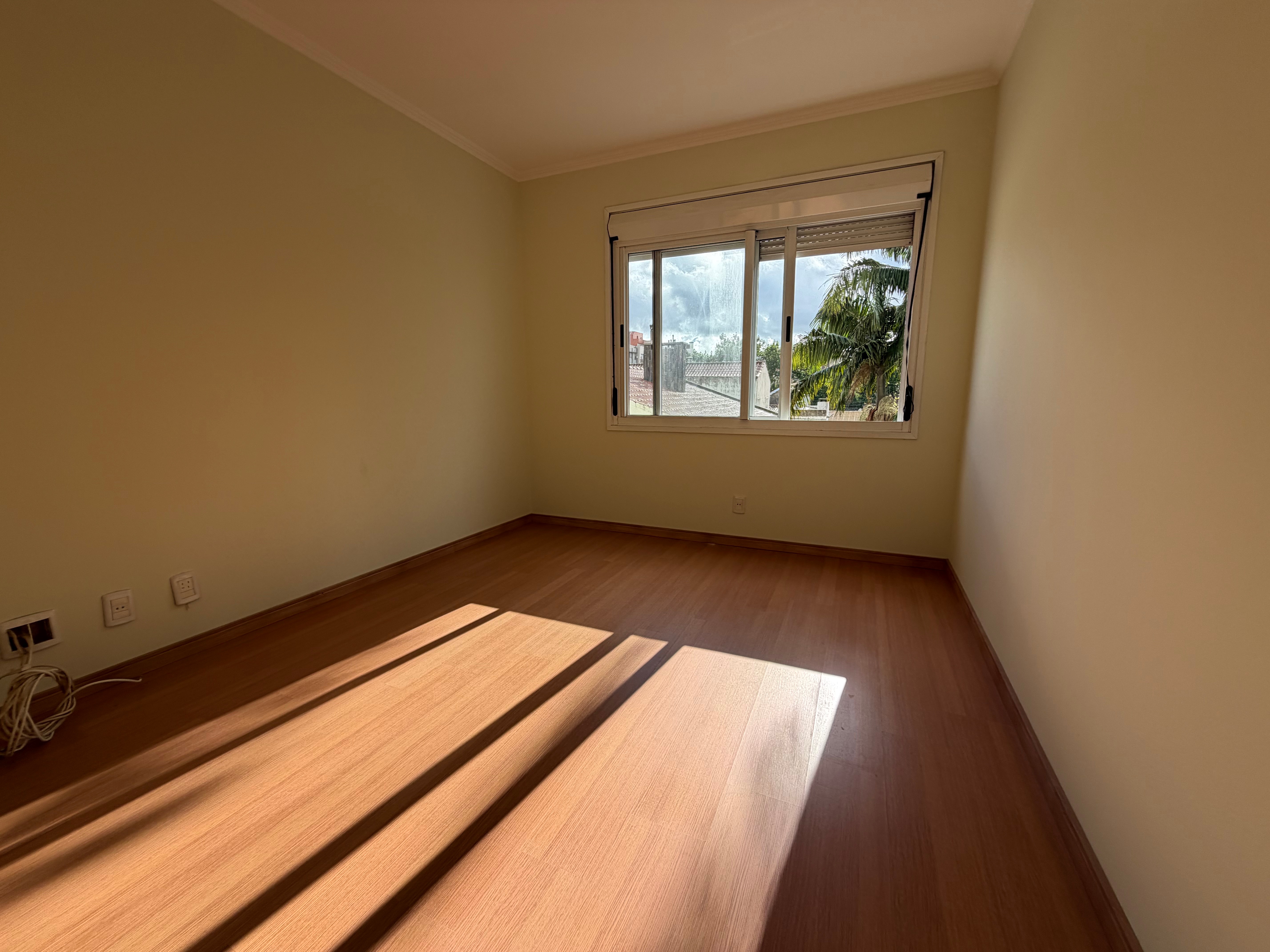 Apartamento à venda no Edifício Massara, Centro - 97 m², 2 quartos (sendo 1 suíte), lareira, ampla sacada com churrasqueira e vaga coberta. - 18
