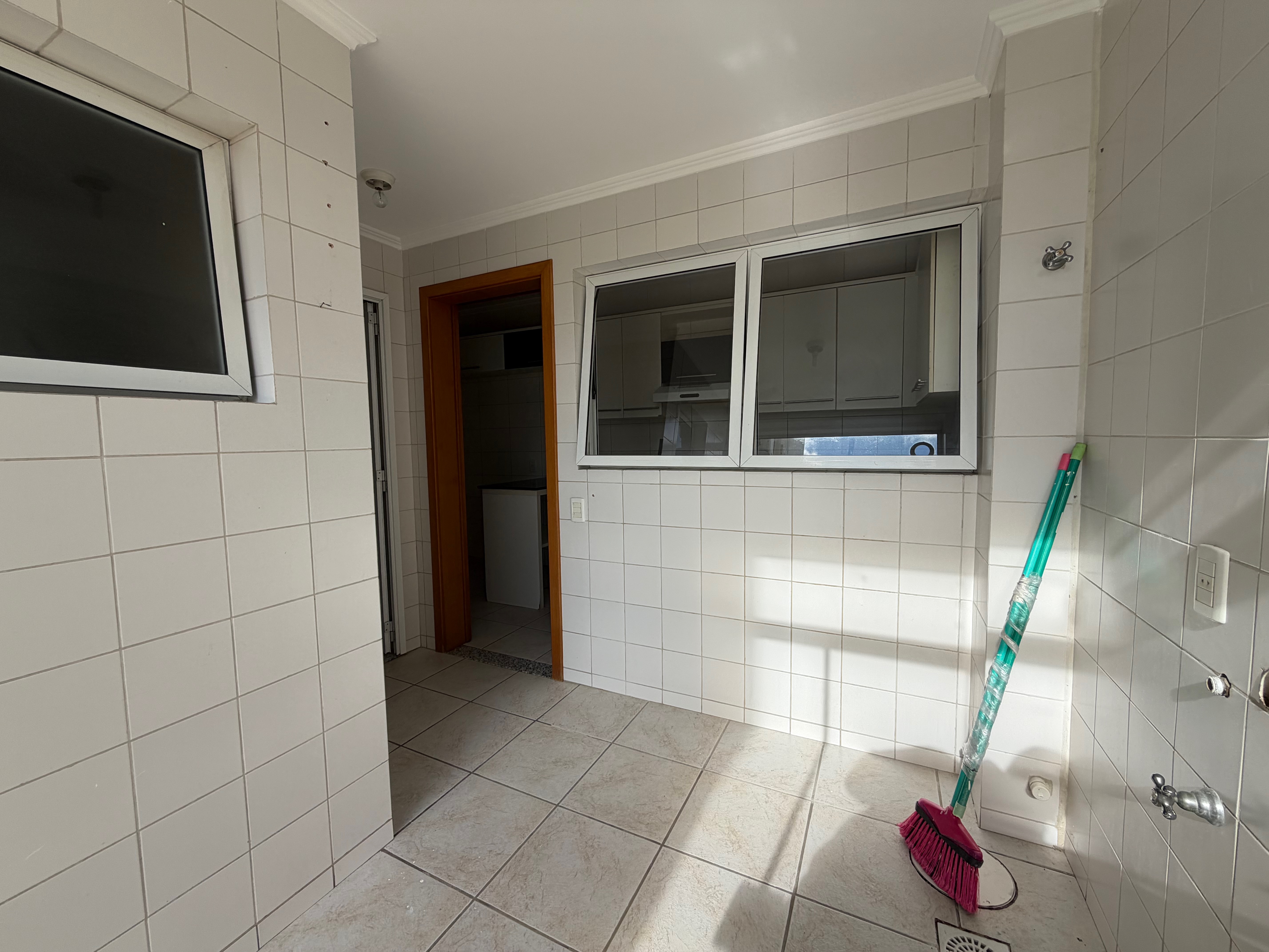 Apartamento à venda no Edifício Massara, Centro - 97 m², 2 quartos (sendo 1 suíte), lareira, ampla sacada com churrasqueira e vaga coberta. - 22
