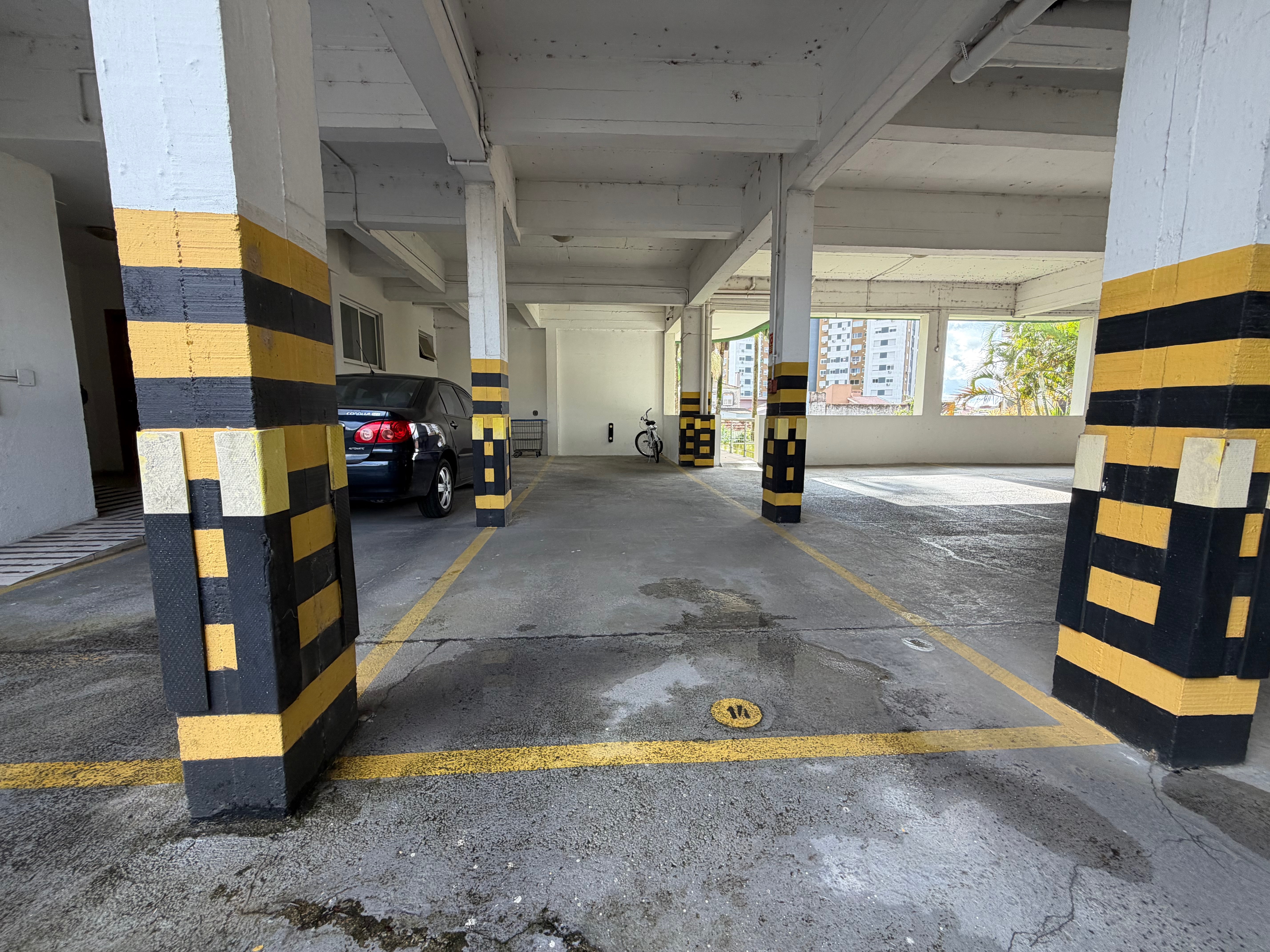 Apartamento à venda no Edifício Massara, Centro - 97 m², 2 quartos (sendo 1 suíte), lareira, ampla sacada com churrasqueira e vaga coberta. - 23