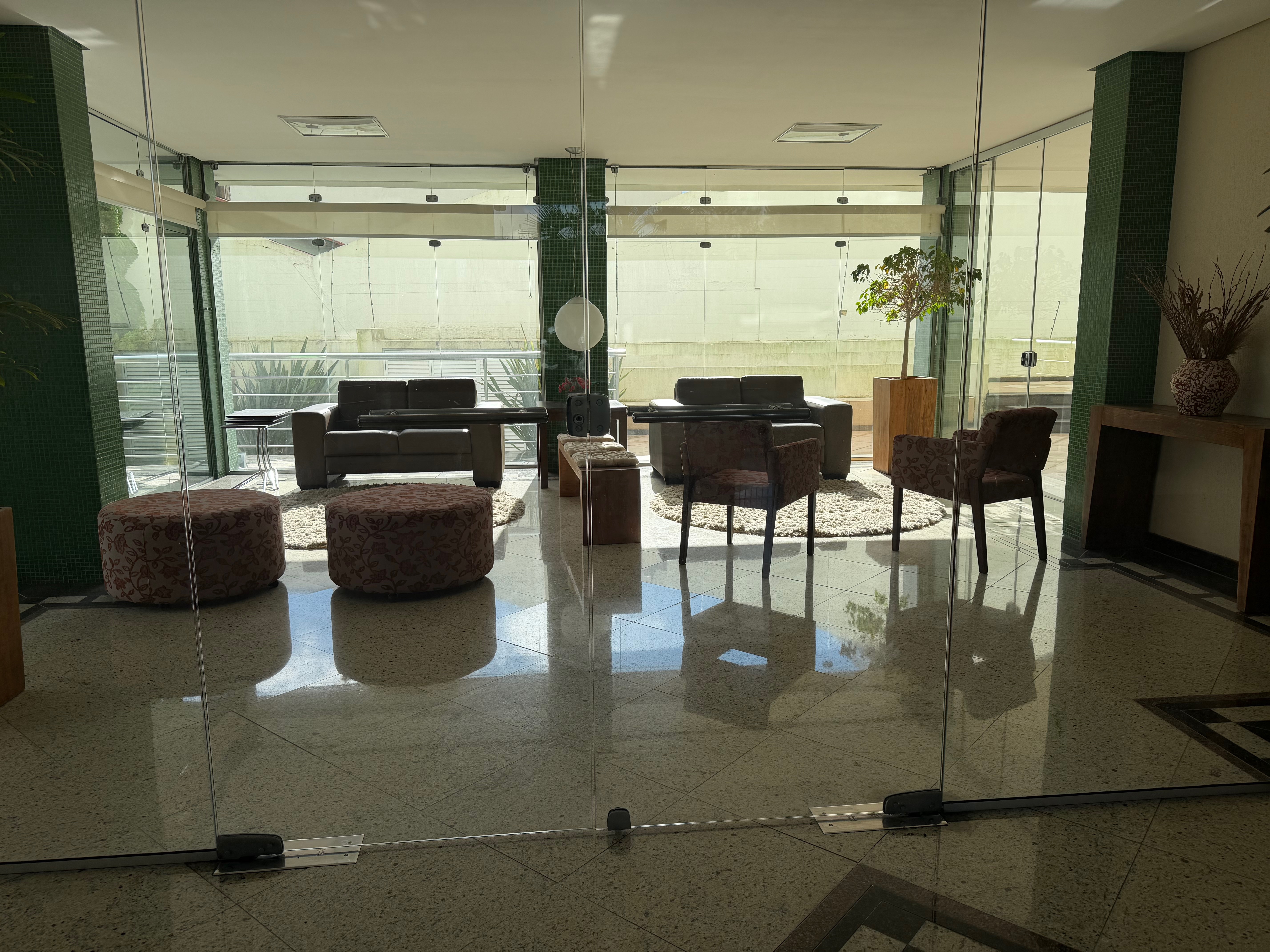Apartamento à venda no Edifício Massara, Centro - 97 m², 2 quartos (sendo 1 suíte), lareira, ampla sacada com churrasqueira e vaga coberta. - 25