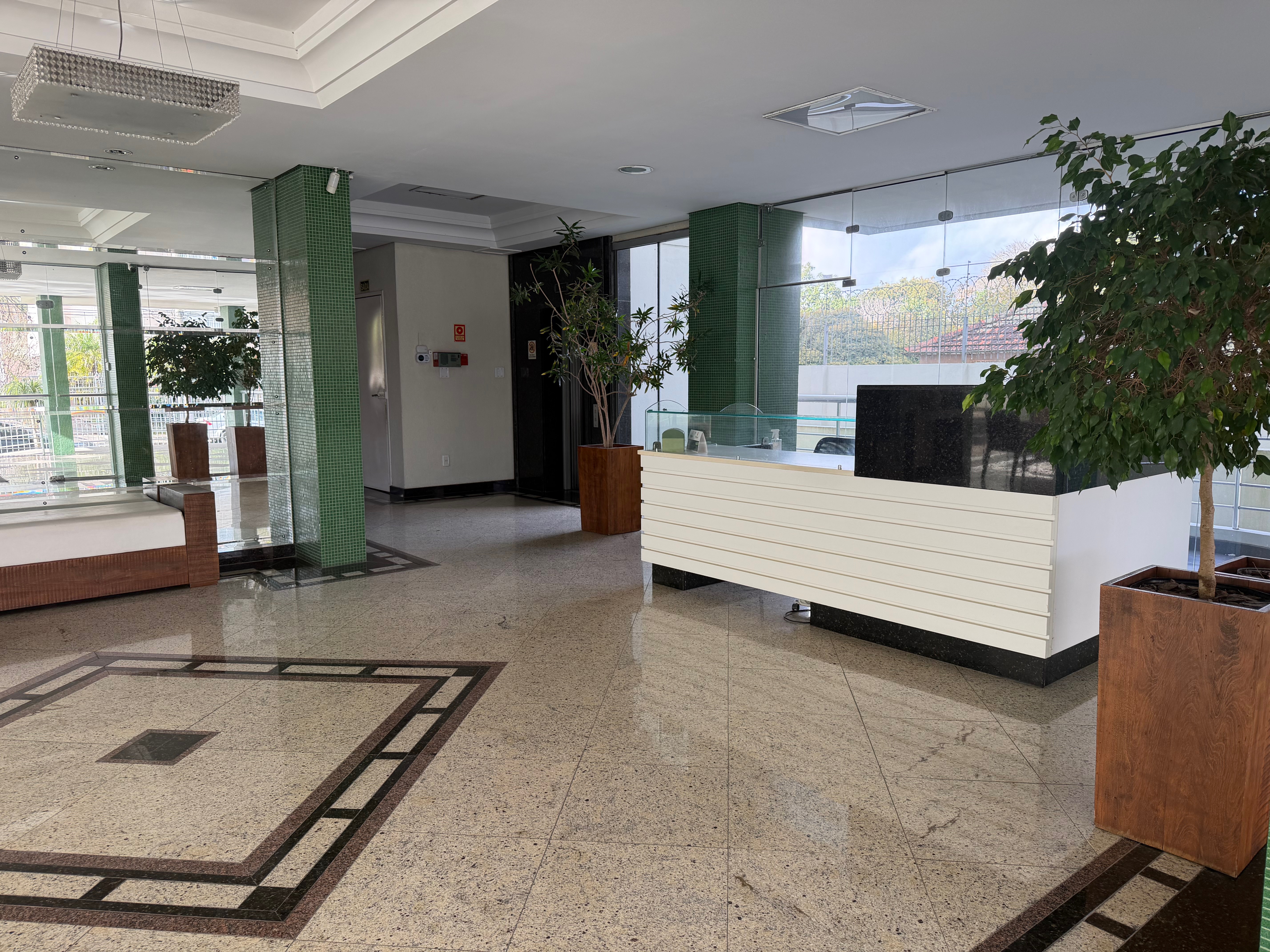 Apartamento à venda no Edifício Massara, Centro - 97 m², 2 quartos (sendo 1 suíte), lareira, ampla sacada com churrasqueira e vaga coberta. - 24