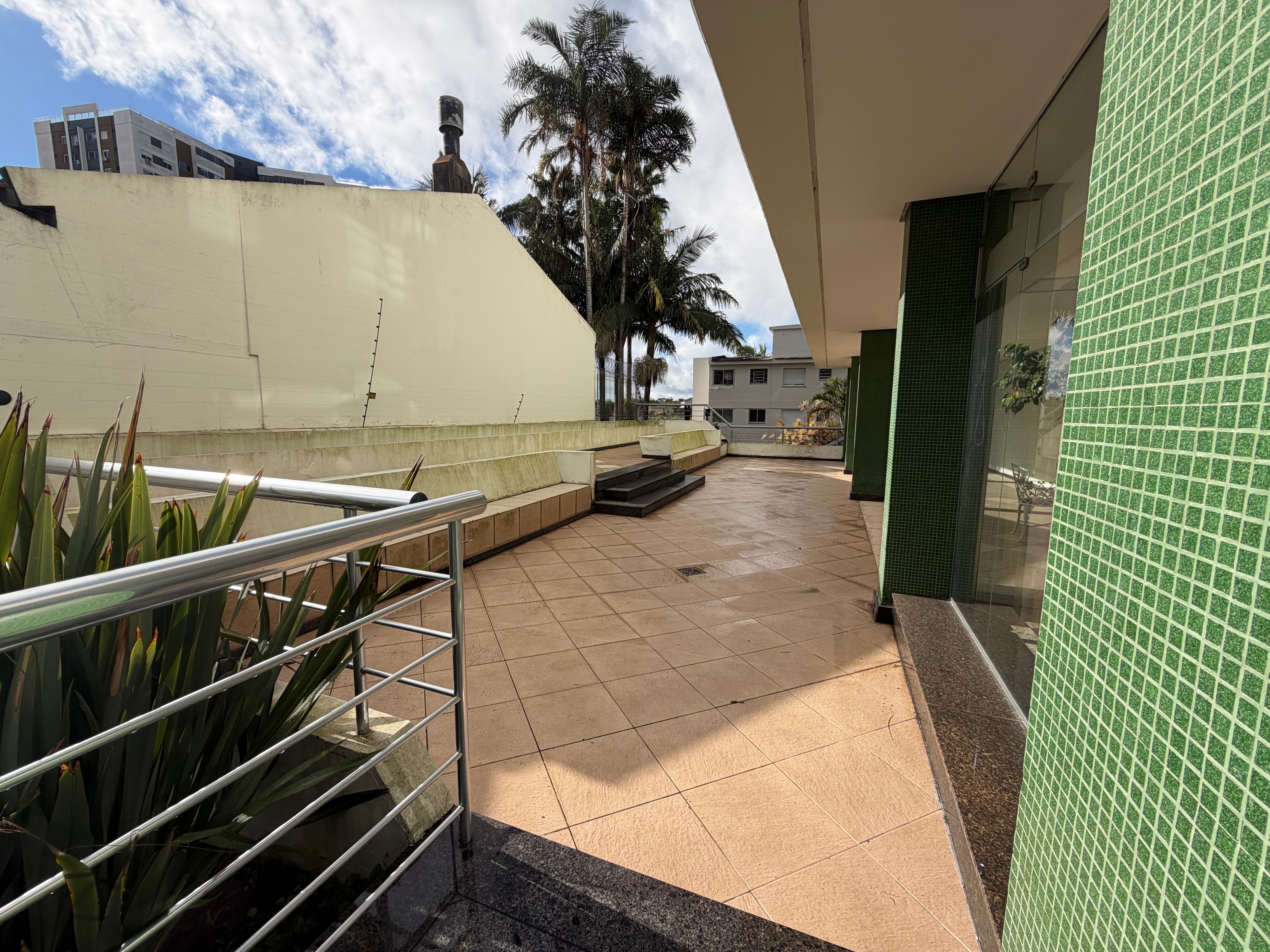 Apartamento à venda no Edifício Massara, Centro - 97 m², 2 quartos (sendo 1 suíte), lareira, ampla sacada com churrasqueira e vaga coberta. - 27