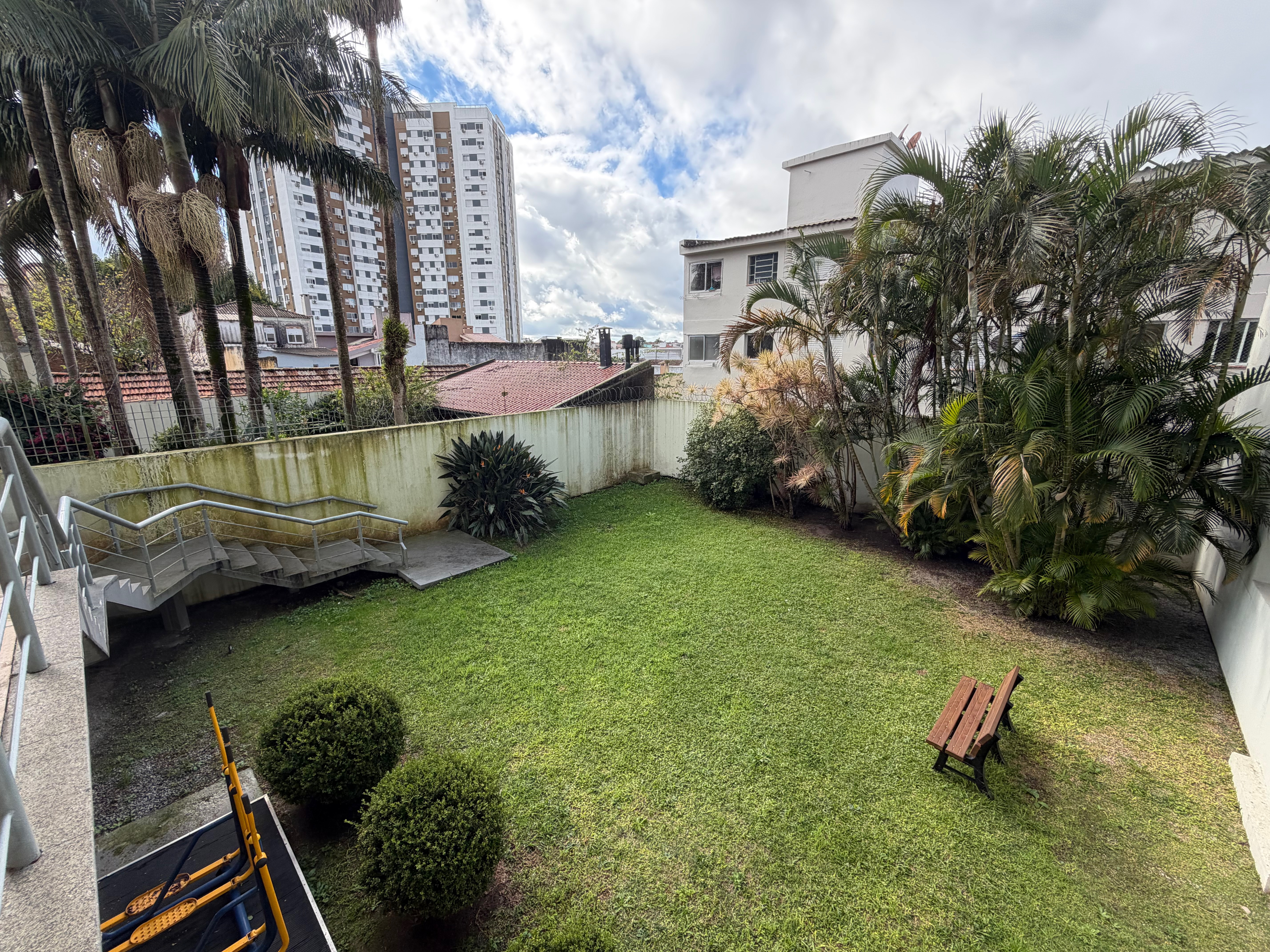 Apartamento à venda no Edifício Massara, Centro - 97 m², 2 quartos (sendo 1 suíte), lareira, ampla sacada com churrasqueira e vaga coberta. - 26